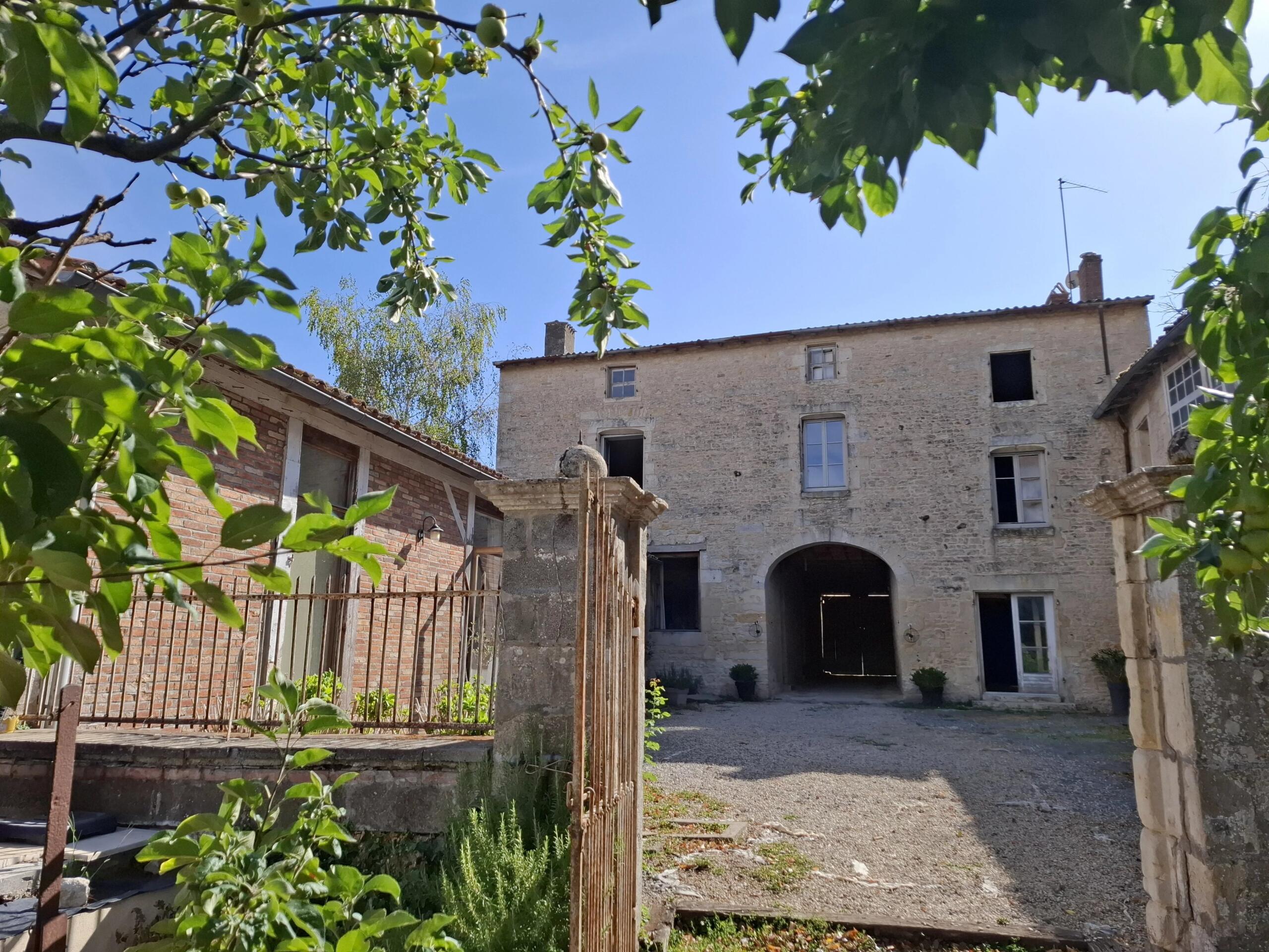 Fabulous Town House with business potential close to all amenities, Poitou-Charentes – France – BVI84235