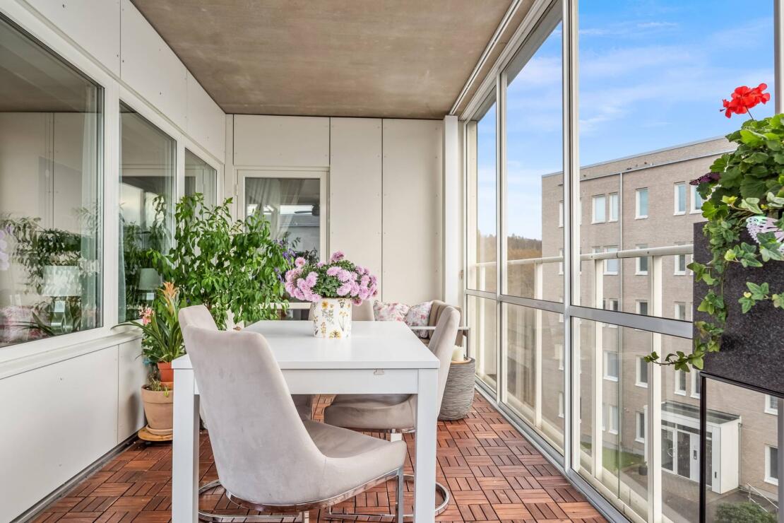 Scandinavian Elegance with a Spectacular 35 m² Terrace