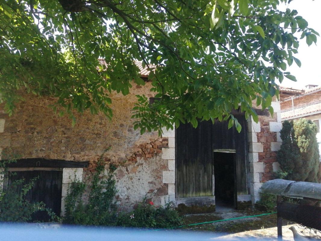 2 bedroom propriete in Chirac, Charente, France