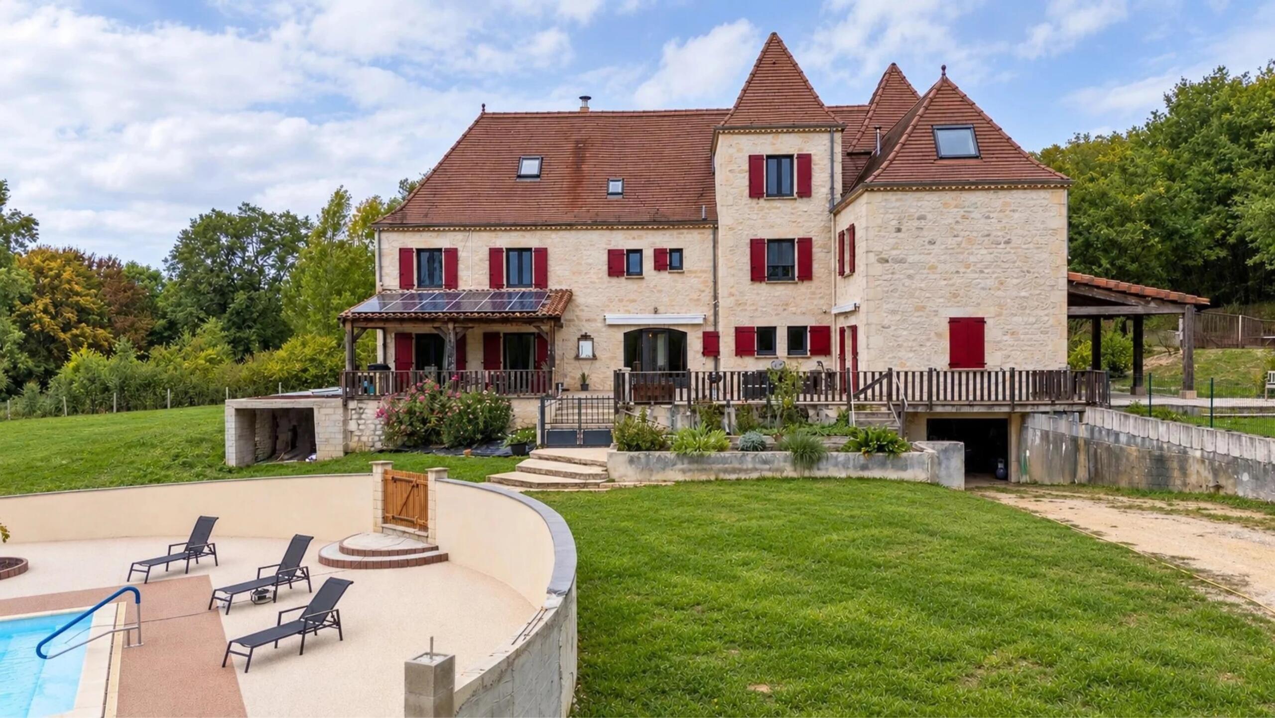 10 bedroom property with independent accommodation and heated pool – Gourdon, Midi-Pyrénées – France – BVI87043