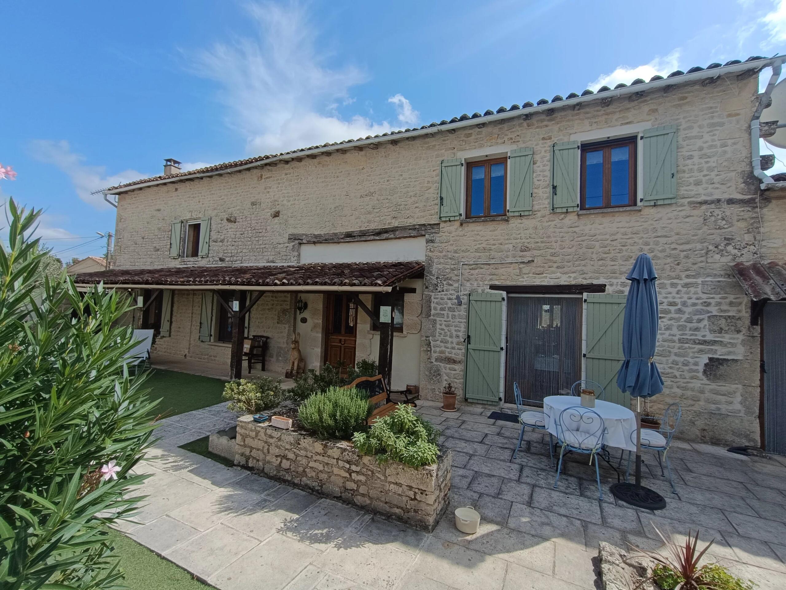 Lovely barn conversation and guest cottage – 5 bedrooms in total, Poitou-Charentes – France – BVI87073