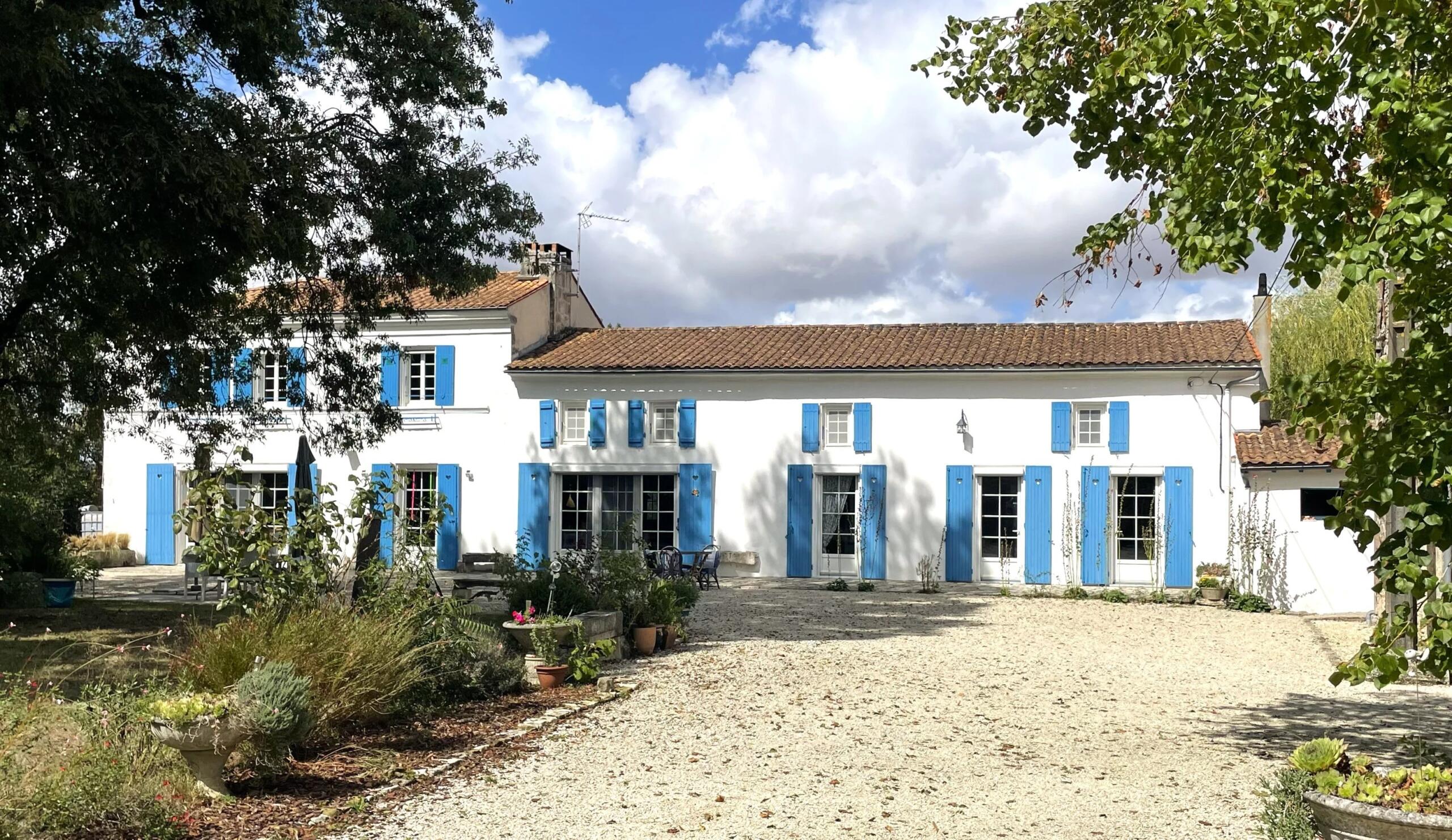 Characterful 3/4 bedroom Charentais house with outbuildings, Poitou-Charentes – France – BVI87147
