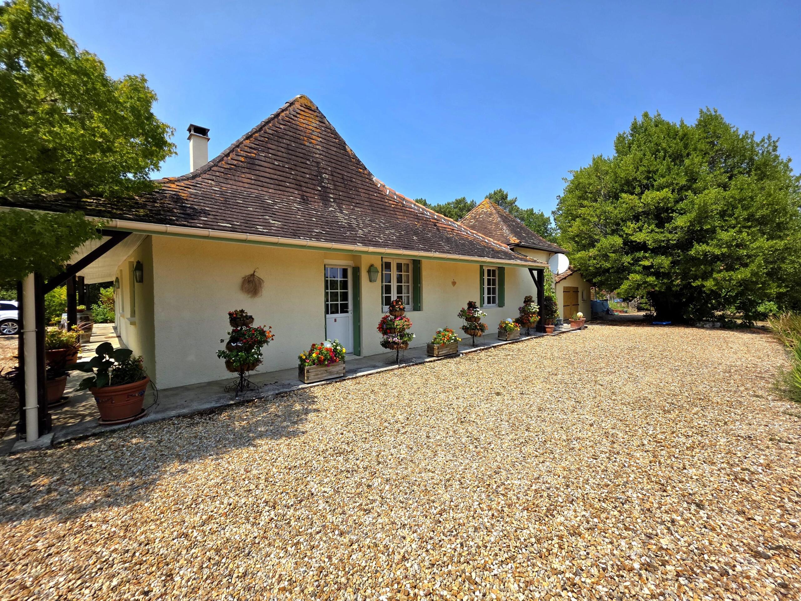 Spacious 4-Bedroom Family Home with Pool, Land and Countryside Setting, Aquitaine – France – BVI86646