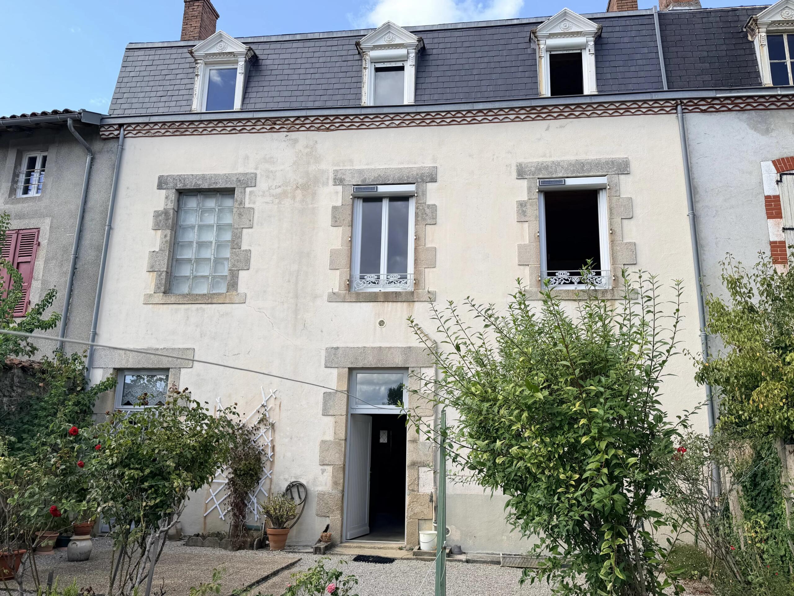 Wondeful townhouse in this vibrant Haute Vienne town, Limousin – France – BVI86117