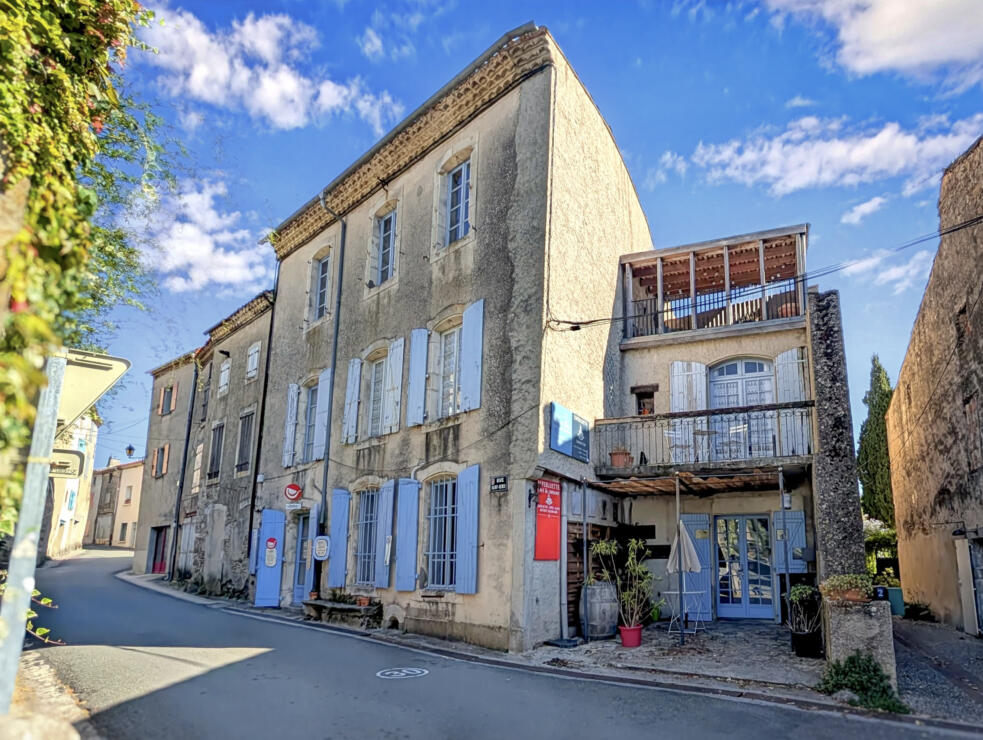 17th-Century B&B in the Village of Books & Arts with Owner’s Apartment – 5 En-Suite Bedrooms