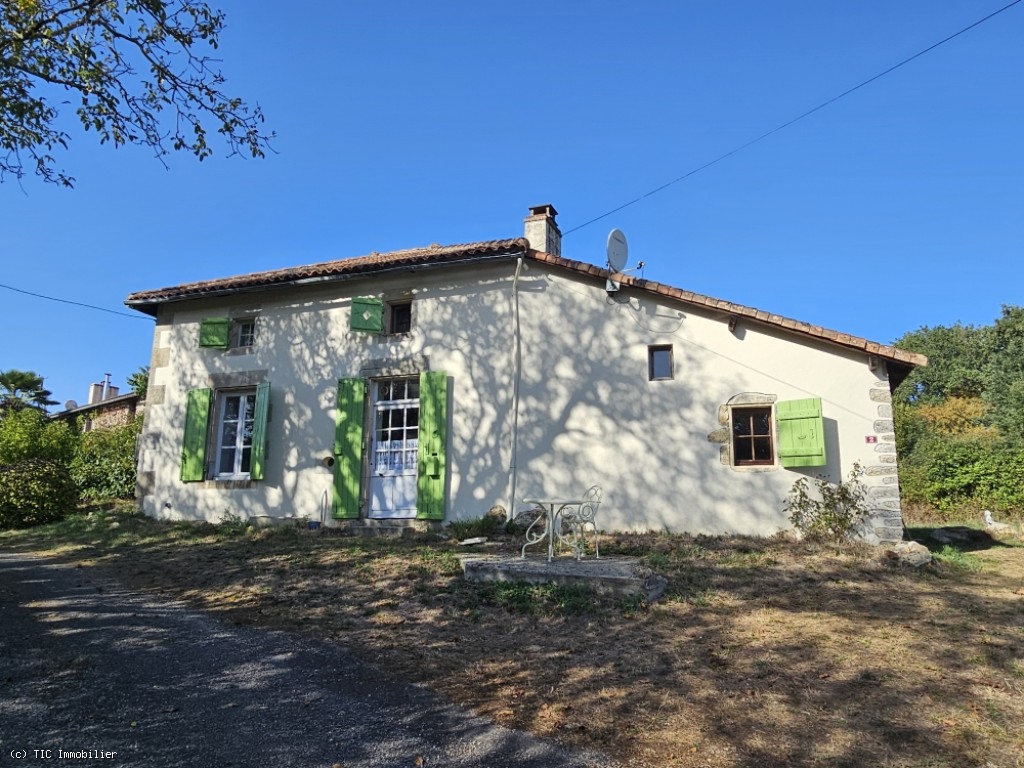 2 bedroom House in Champagne-Mouton, France – r7531