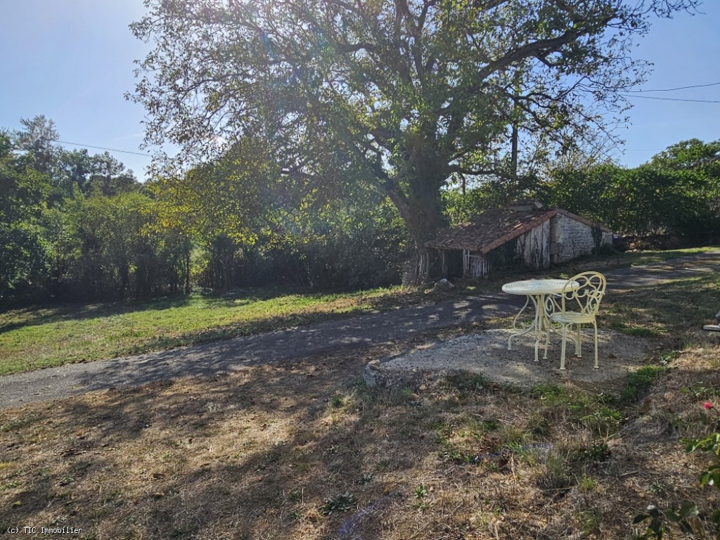 2 bedroom House in Champagne-Mouton, France – r7531