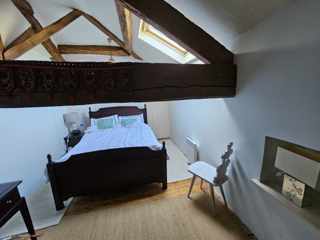 2 bedroom House in Champagne-Mouton, France – r7531