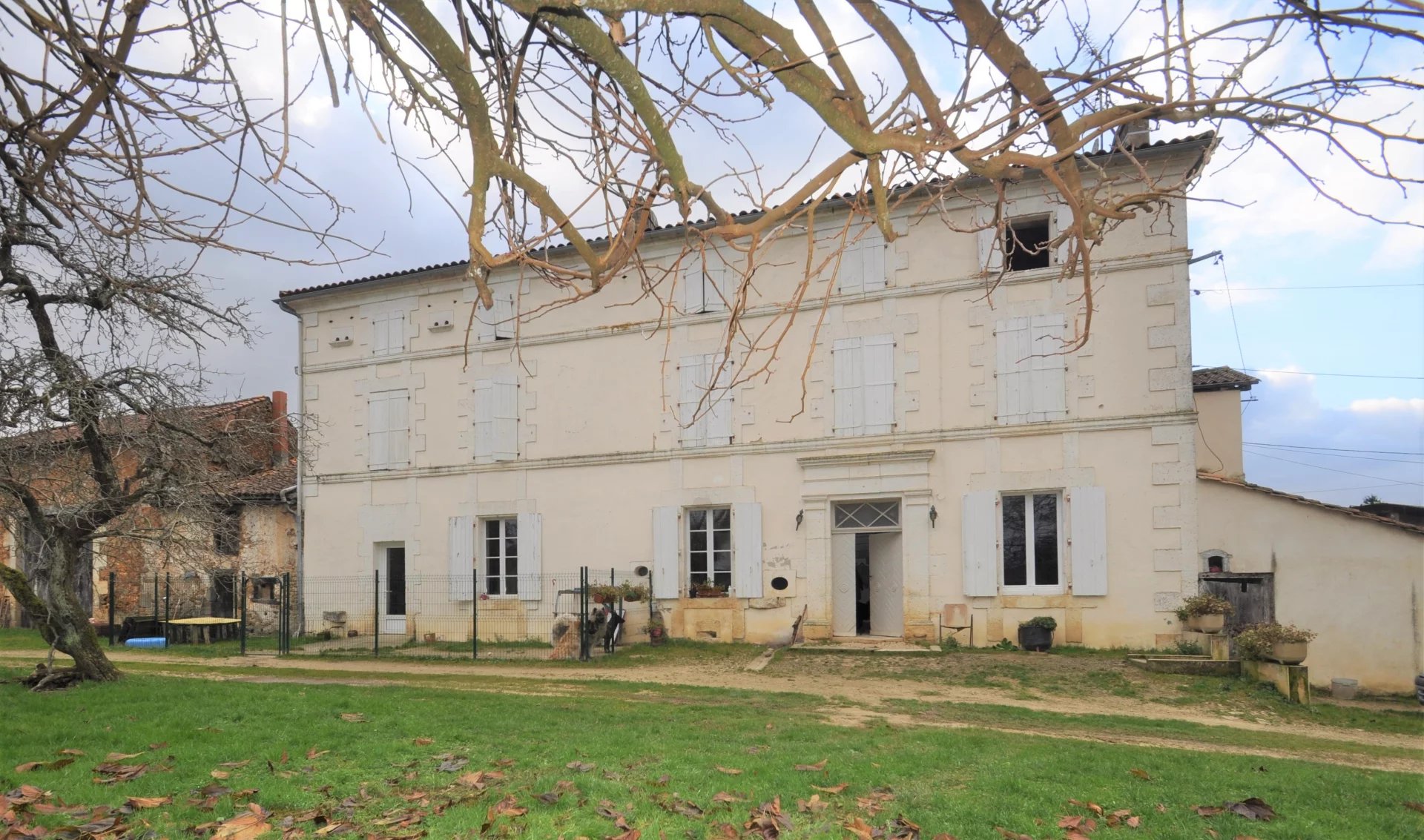 Stone built 4 bedroomed  ‘Maison de Maître’ Charentaise  in a quiet hamlet, Nouvelle-Aquitaine – France – BVI58989