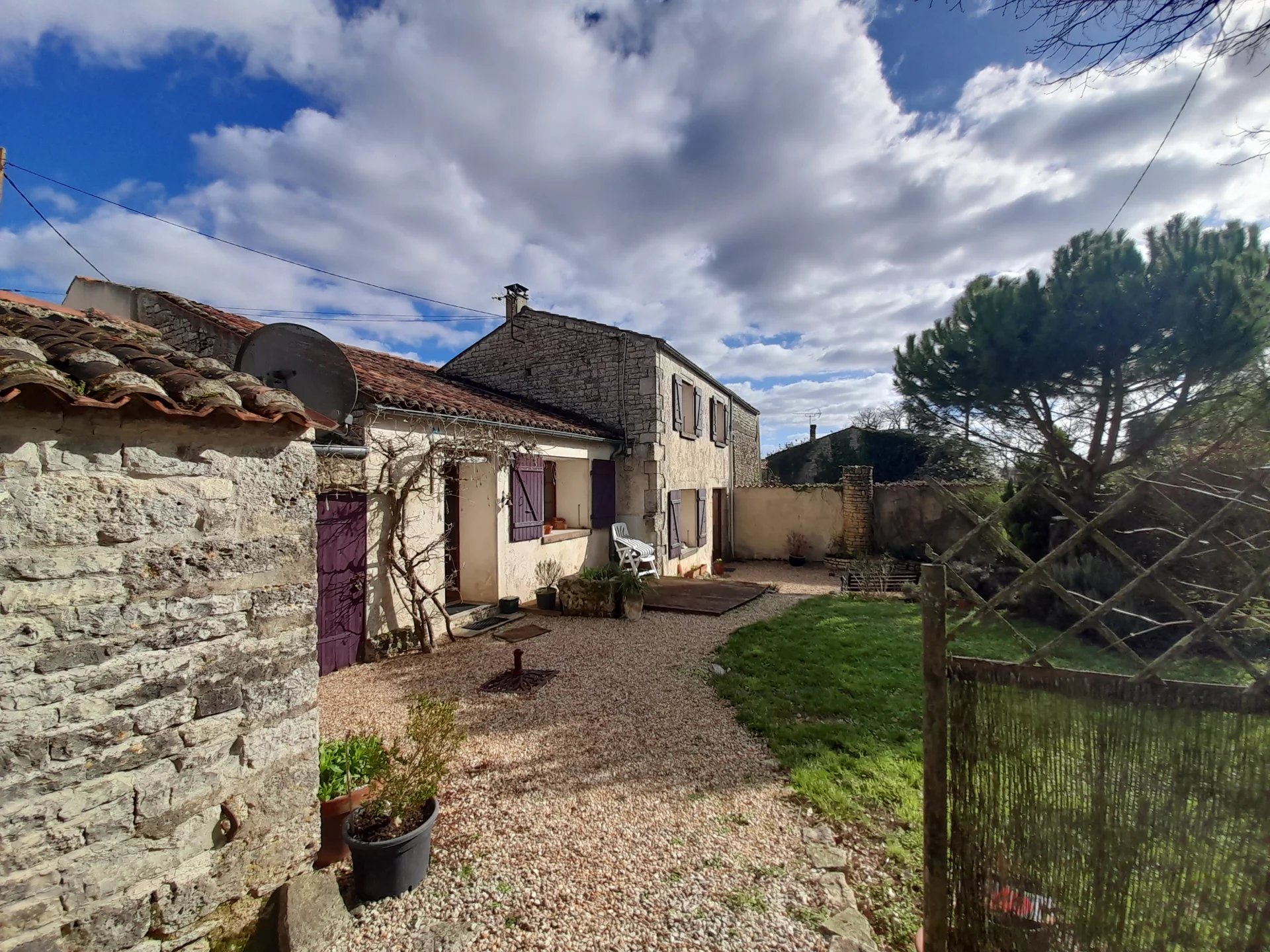 Pretty 4/5 bed property with garage just 5 minutes from Aulnay, Nouvelle-Aquitaine – France – BVI66246
