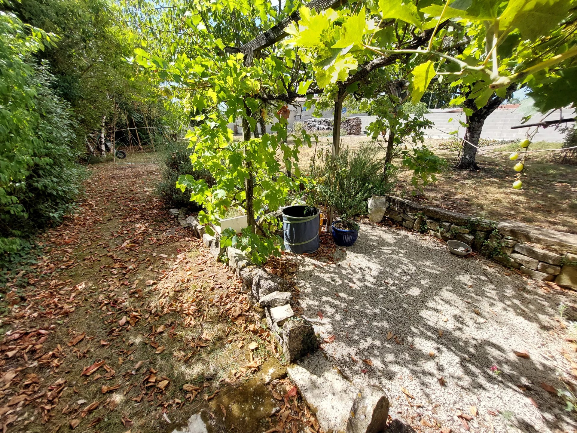 Pretty 4/5 bed property with garage just 5 minutes from Aulnay, Nouvelle-Aquitaine – France – BVI66246