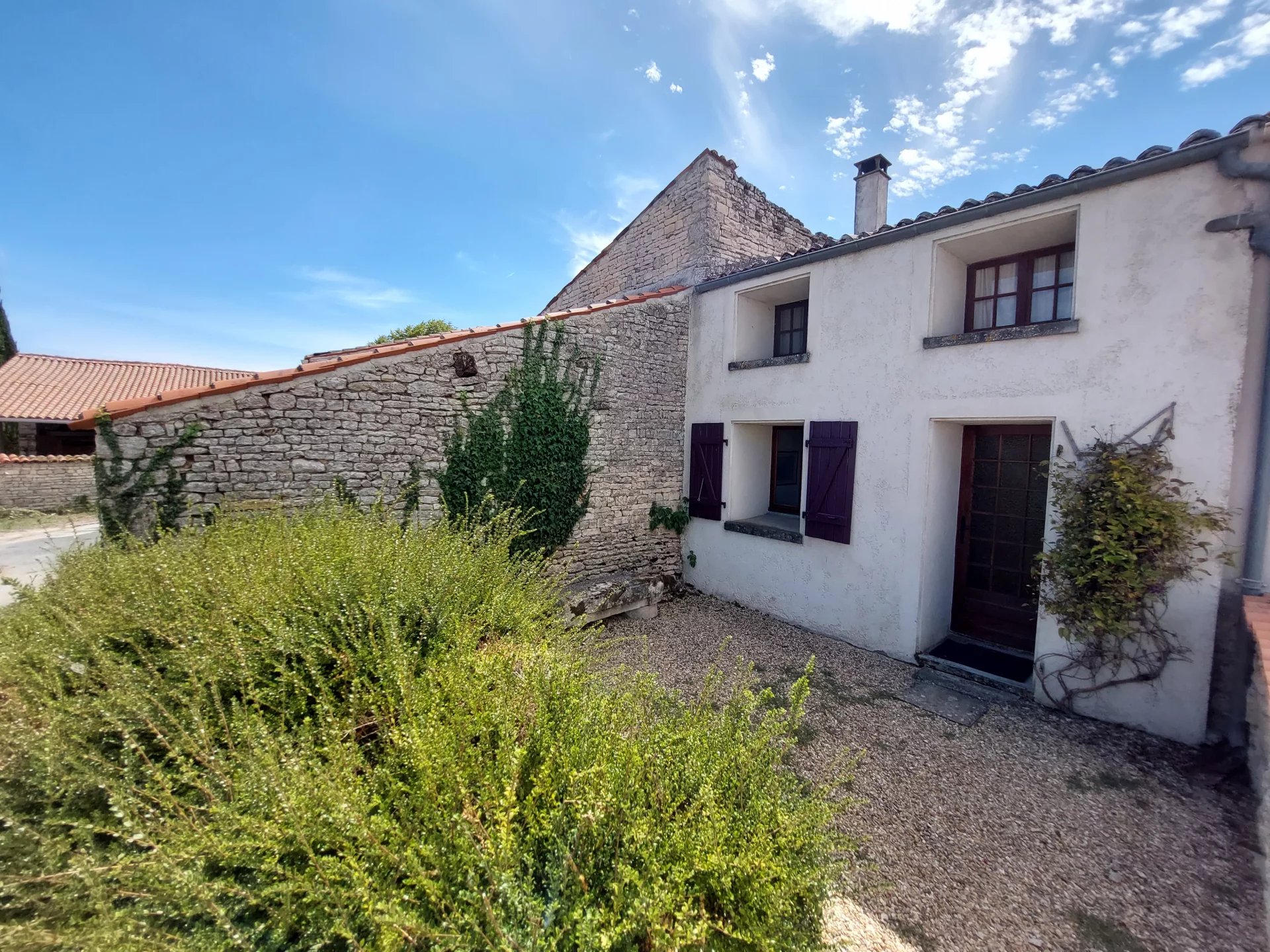 Pretty 4/5 bed property with garage just 5 minutes from Aulnay, Nouvelle-Aquitaine – France – BVI66246