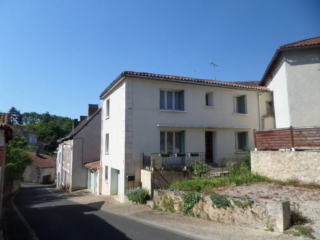 Spacious village property on the edge of a bustling town, Nouvelle-Aquitaine – France – BVI61587