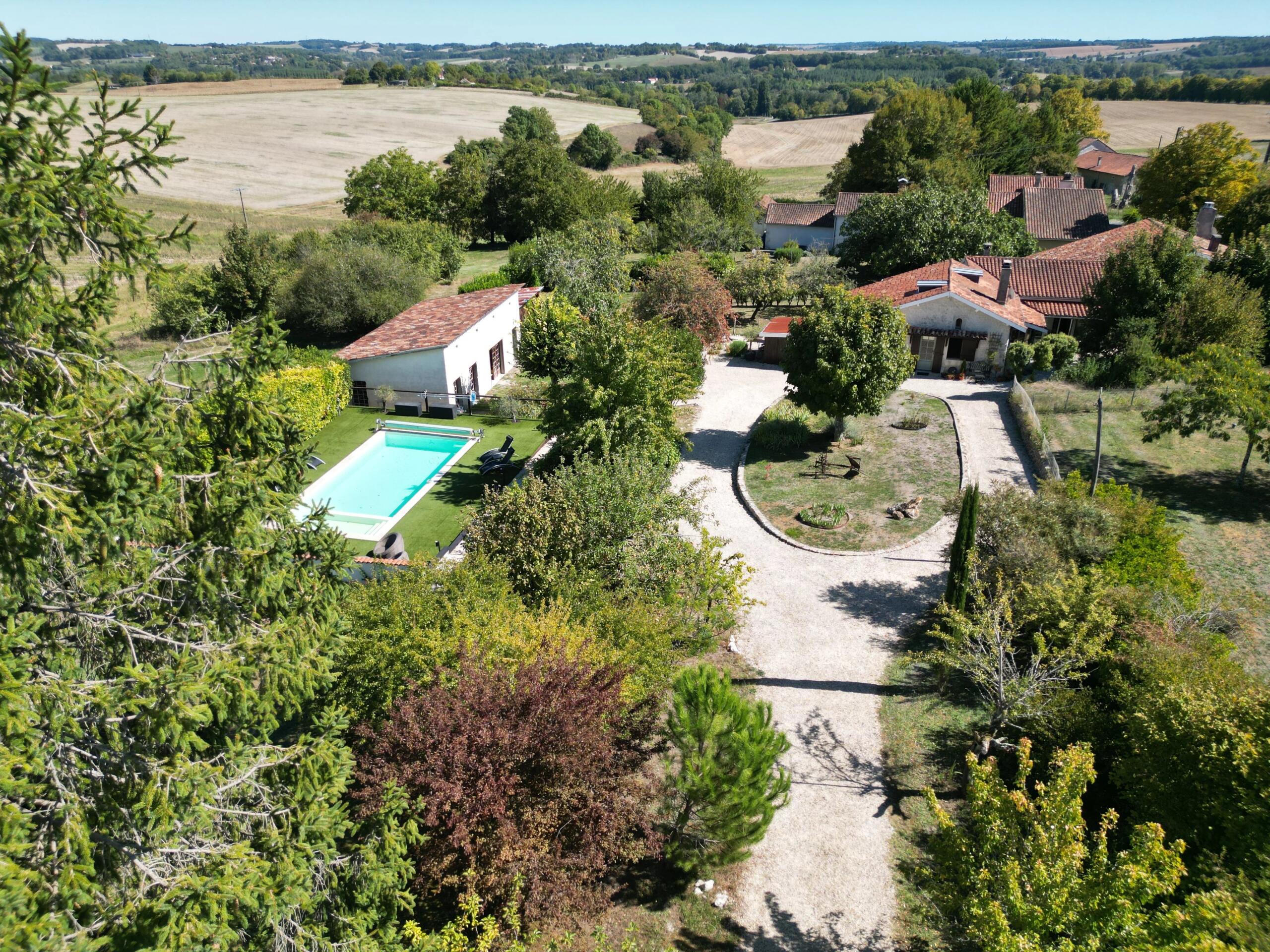 Beautifully presented 3 bed House, 2 Bed Guest House,  Pool, and Barn, Nouvelle-Aquitaine – France – BVI85381