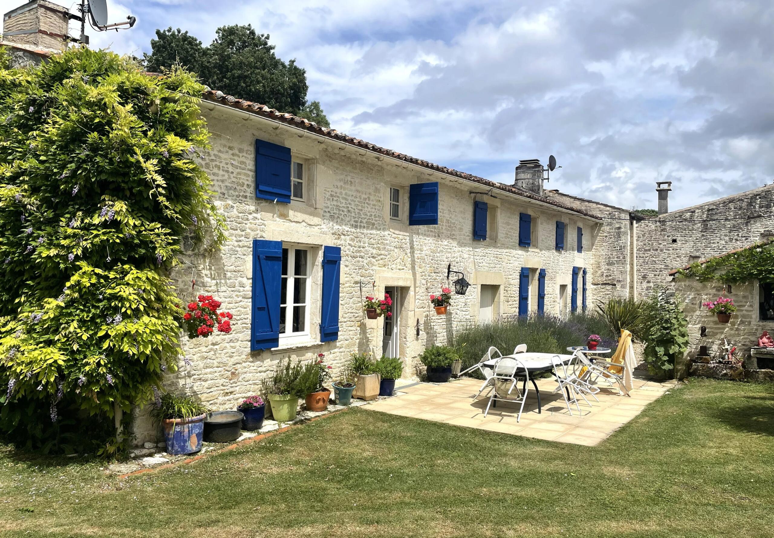 Characterful Charentaise with Swimming Pool, Pond and Mature Parkland, Nouvelle-Aquitaine – France – BVI85979