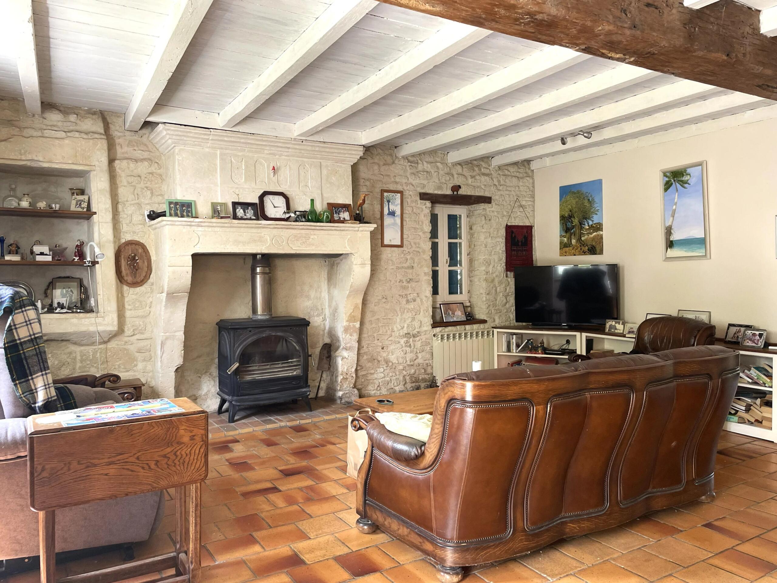 Characterful Charentaise with Swimming Pool, Pond and Mature Parkland, Nouvelle-Aquitaine – France – BVI85979