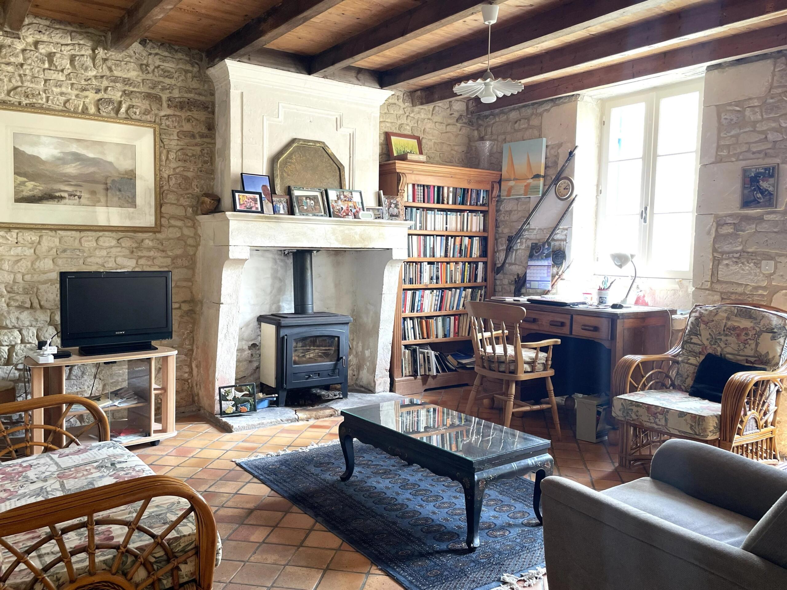Characterful Charentaise with Swimming Pool, Pond and Mature Parkland, Nouvelle-Aquitaine – France – BVI85979