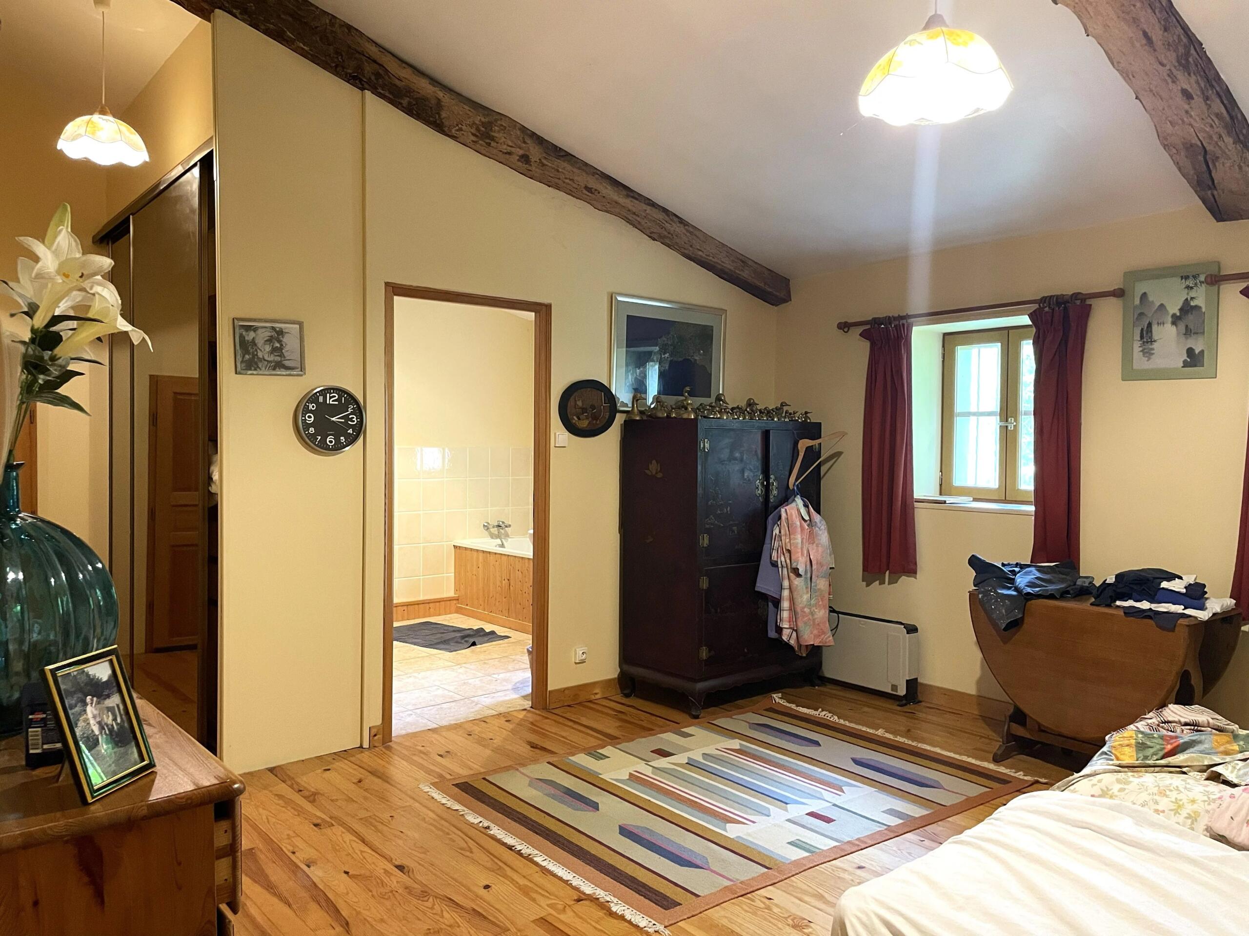 Characterful Charentaise with Swimming Pool, Pond and Mature Parkland, Nouvelle-Aquitaine – France – BVI85979