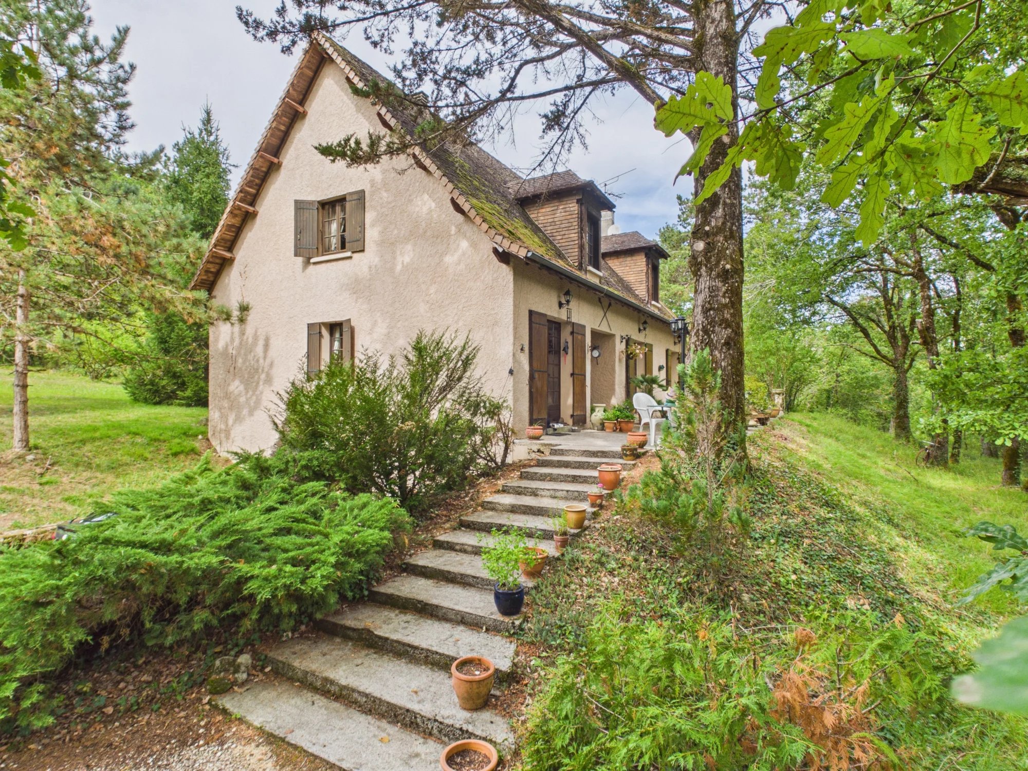 Private Perigourdine-style family home with generous living space, woodland setting and flexible accommodation, Nouvelle-Aquitaine – France – BVI86153