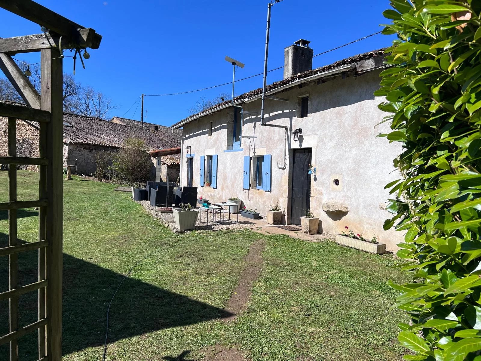 Pretty 2-bedroom cottage with large garden and barn close to Civray, Nouvelle-Aquitaine – France – BVI86736