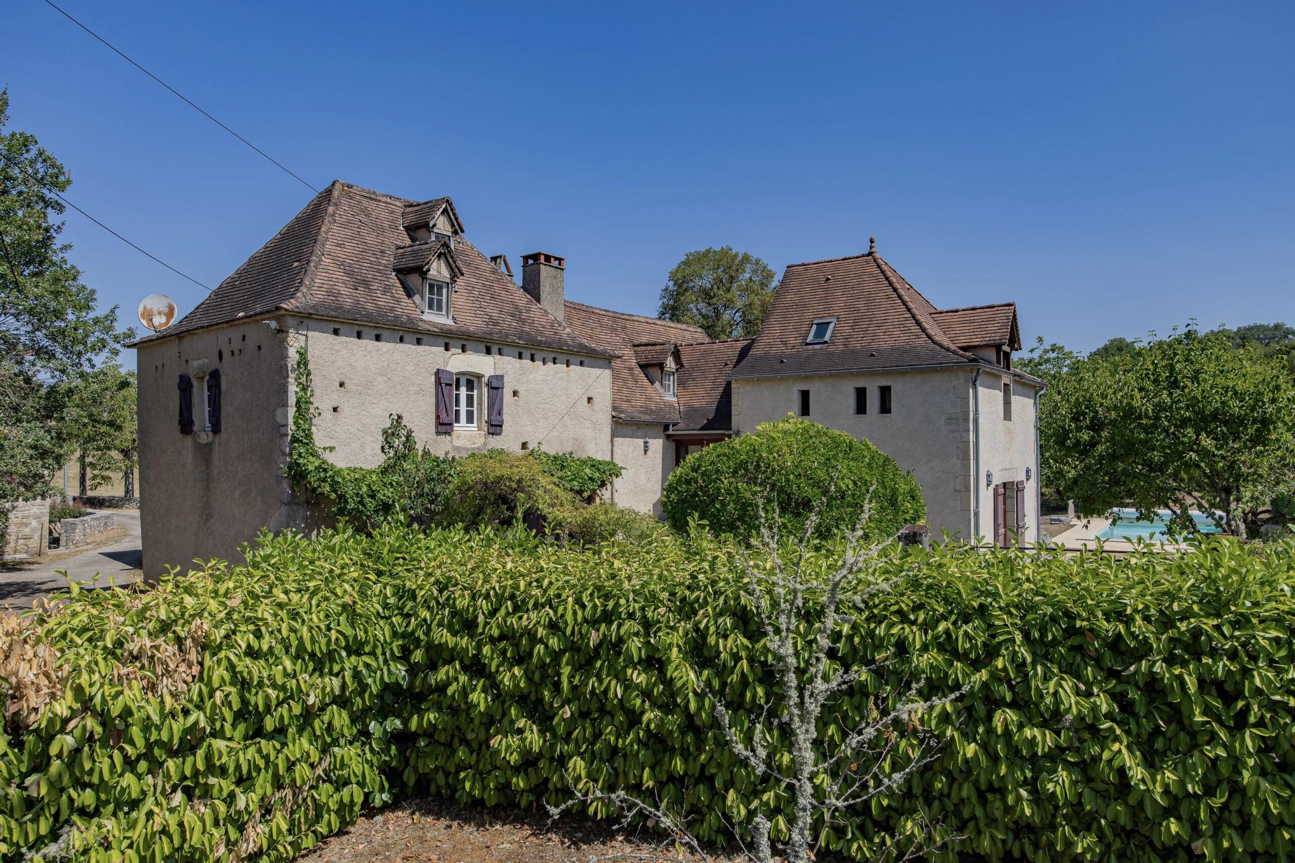 Near Cahors: Superbly renovated stone property with 3 bedrooms and pool on edge of lively village, Occitanie – France – BVI86756