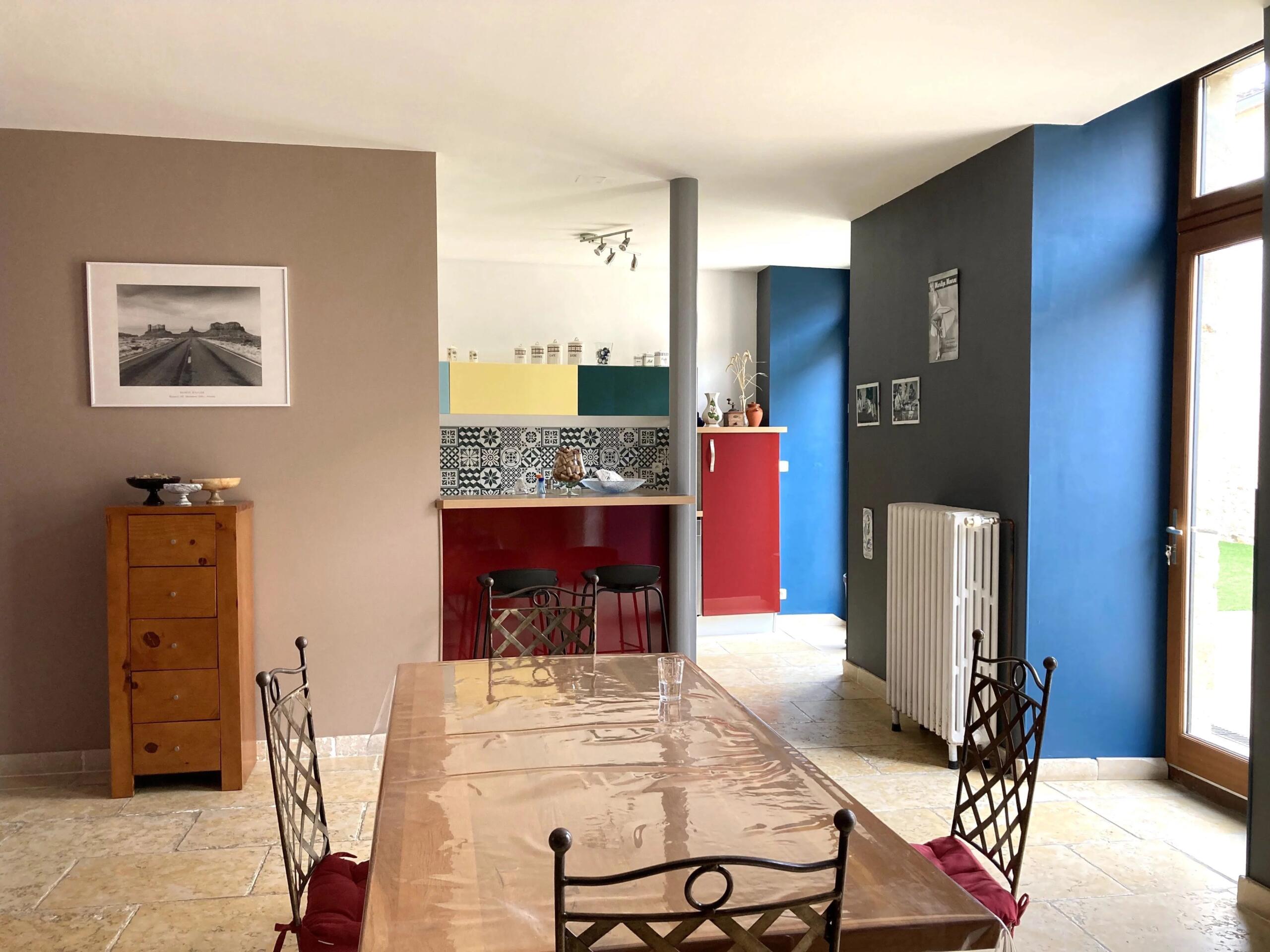 Superbly-presented stone town house with courtyard and garage, Nouvelle-Aquitaine – France – BVI86973
