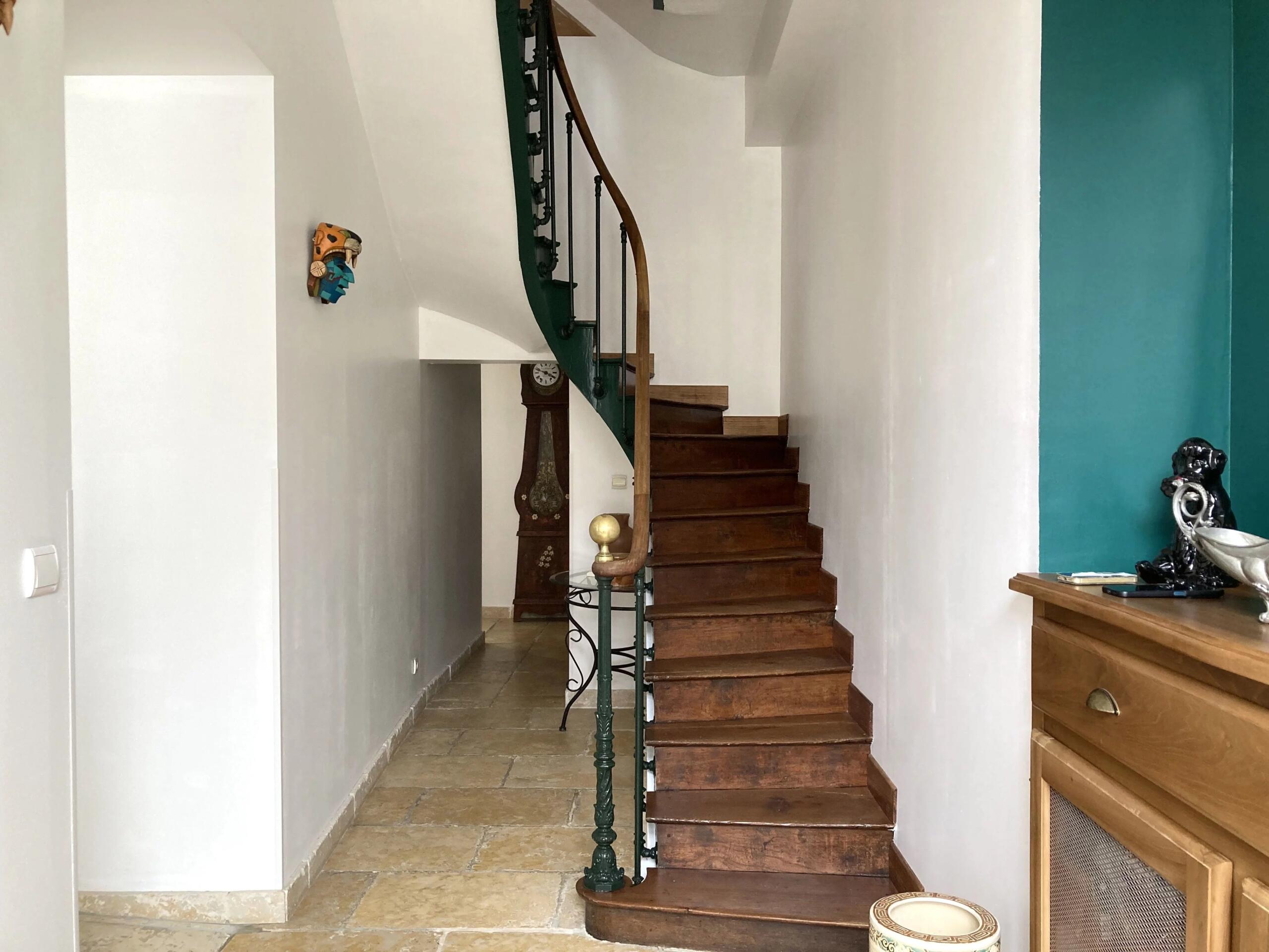 Superbly-presented stone town house with courtyard and garage, Nouvelle-Aquitaine – France – BVI86973