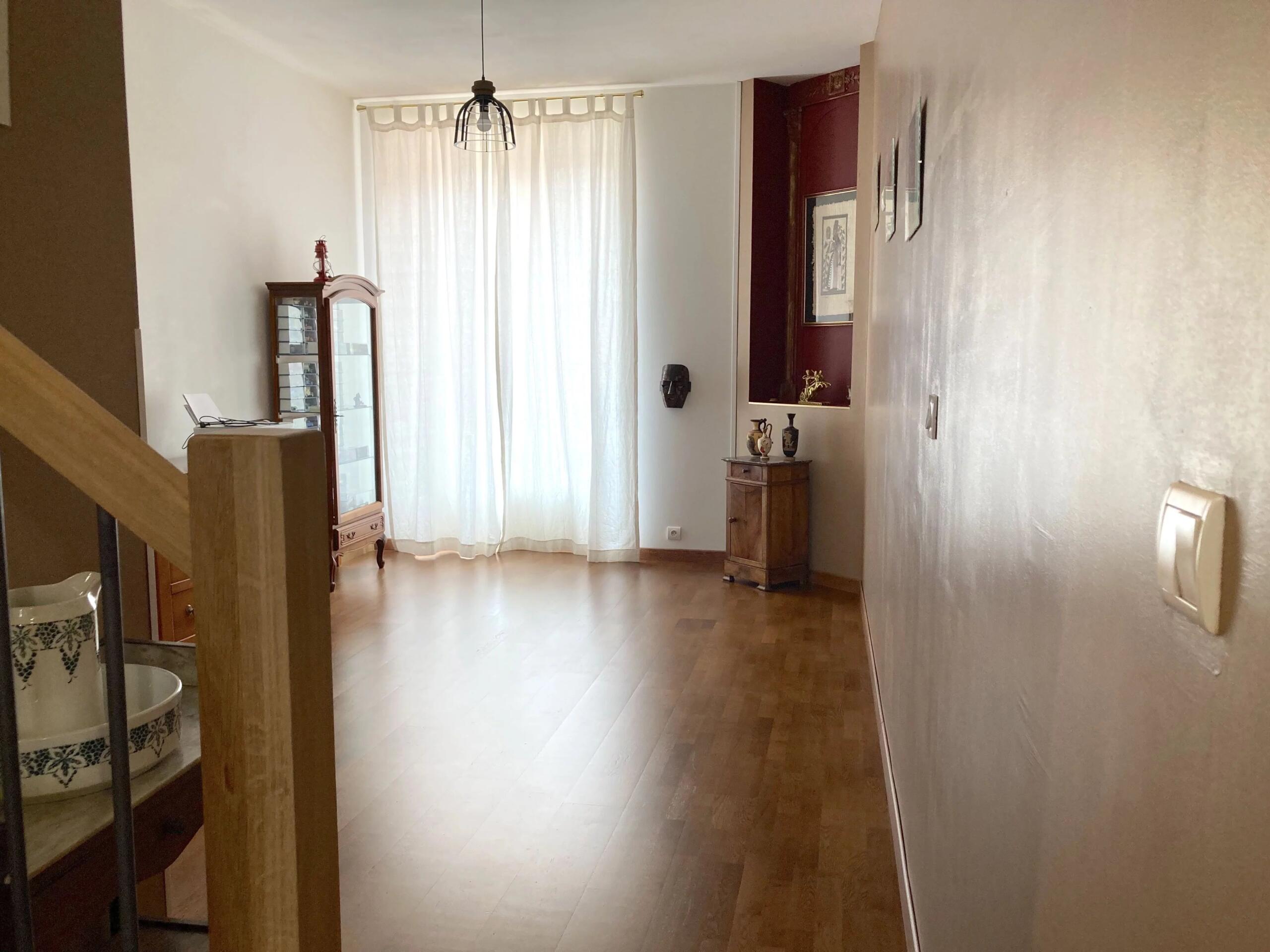 Superbly-presented stone town house with courtyard and garage, Nouvelle-Aquitaine – France – BVI86973