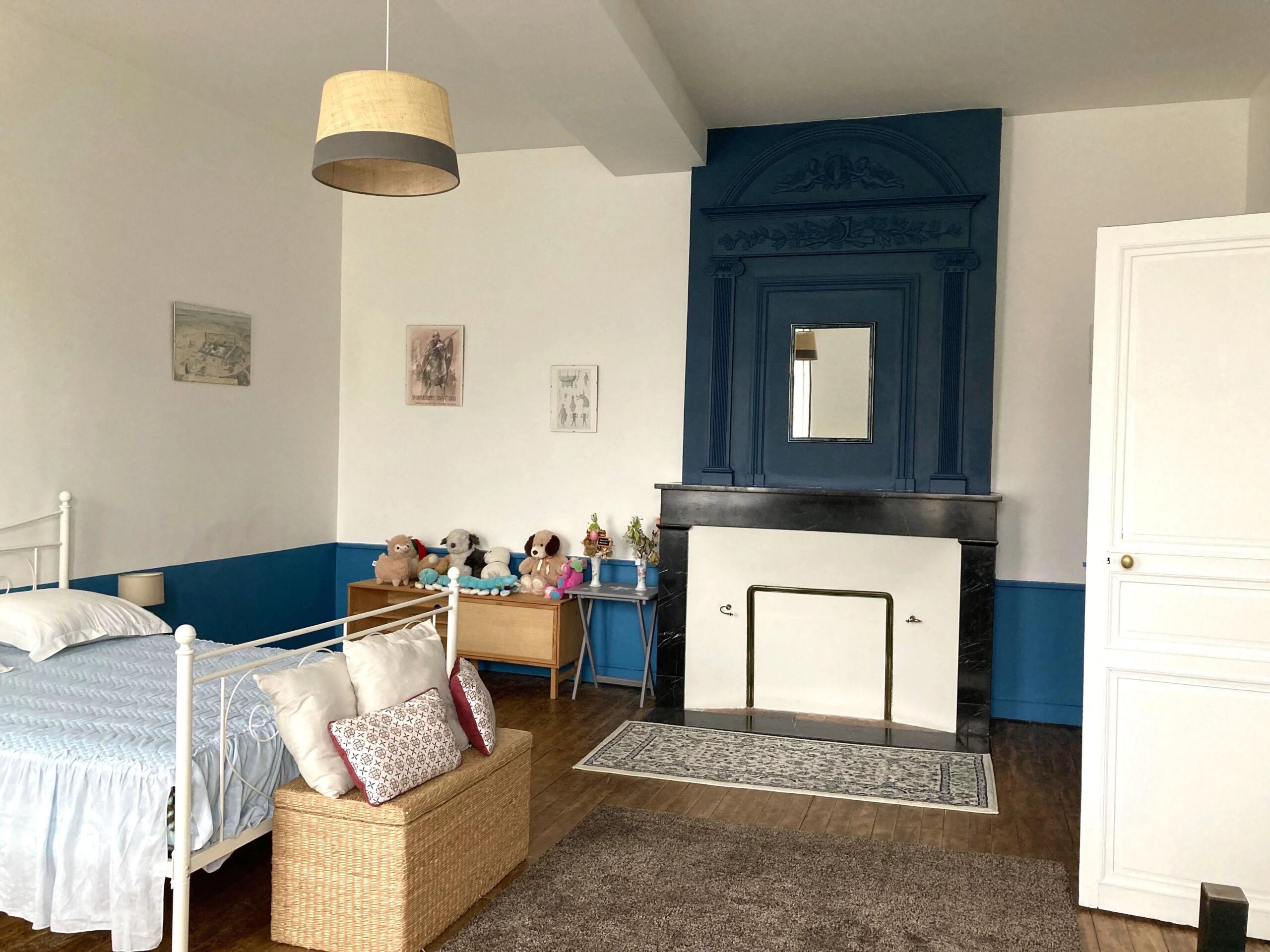 Superbly-presented stone town house with courtyard and garage, Nouvelle-Aquitaine – France – BVI86973