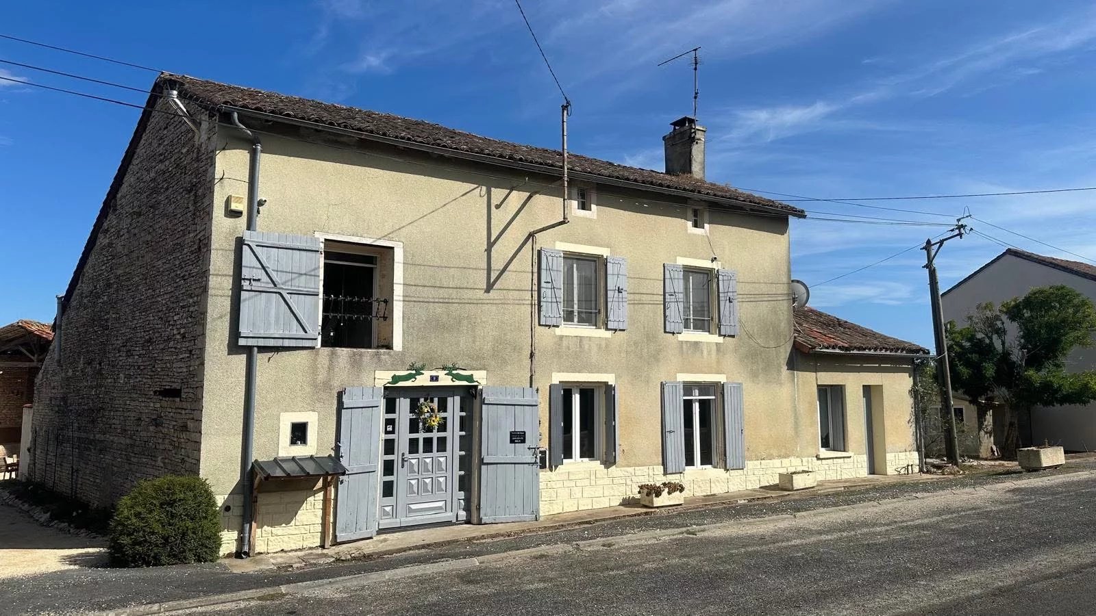 Three-Bedroom Stone House with 1 Bedroom Guest Annexe and Pretty Courtyard Garden, Nouvelle-Aquitaine – France – BVI87015