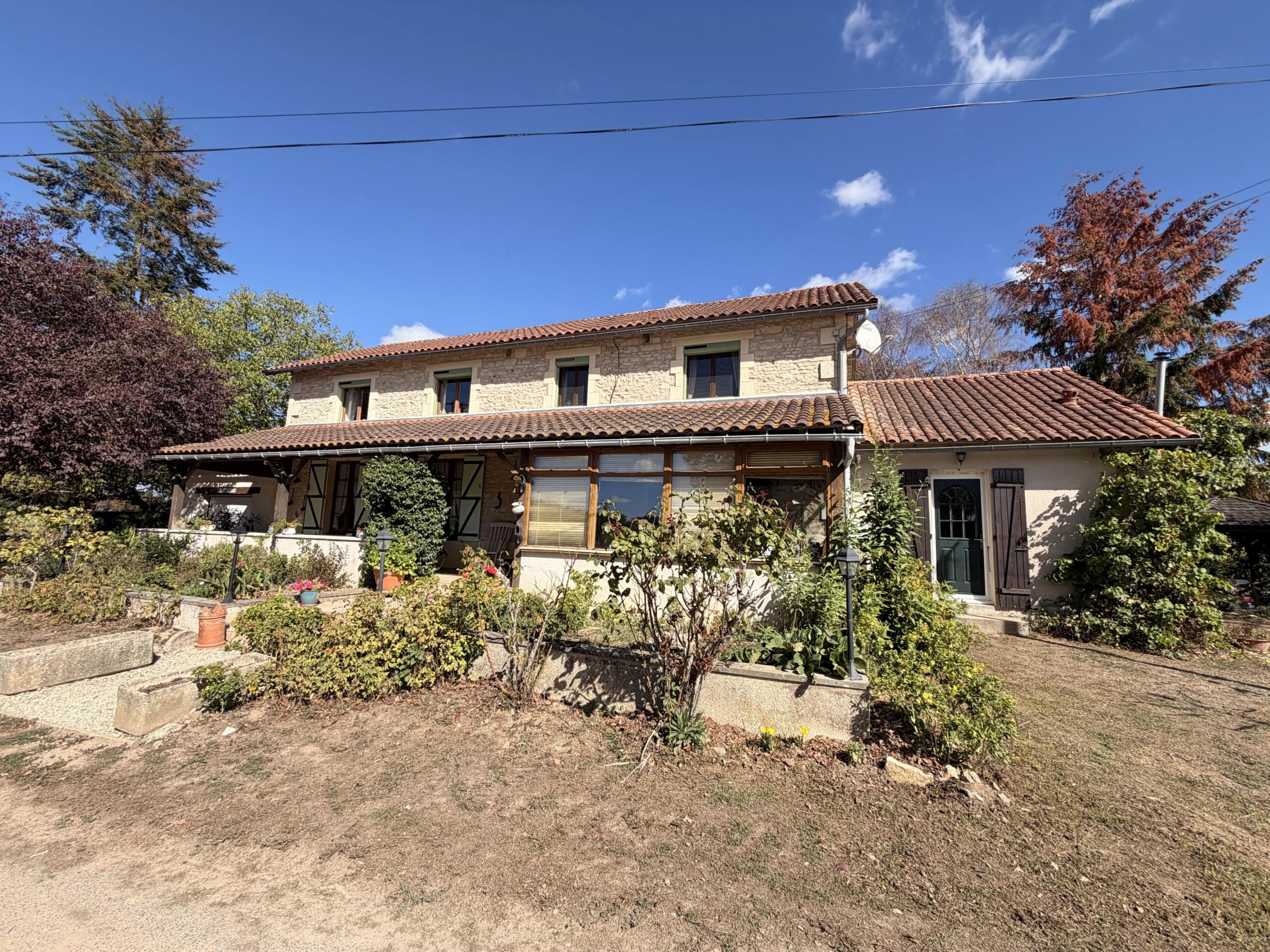 Beautiful Character Property with 5 bedrooms in a Peaceful Hamlet, Nouvelle-Aquitaine – France – BVI87350