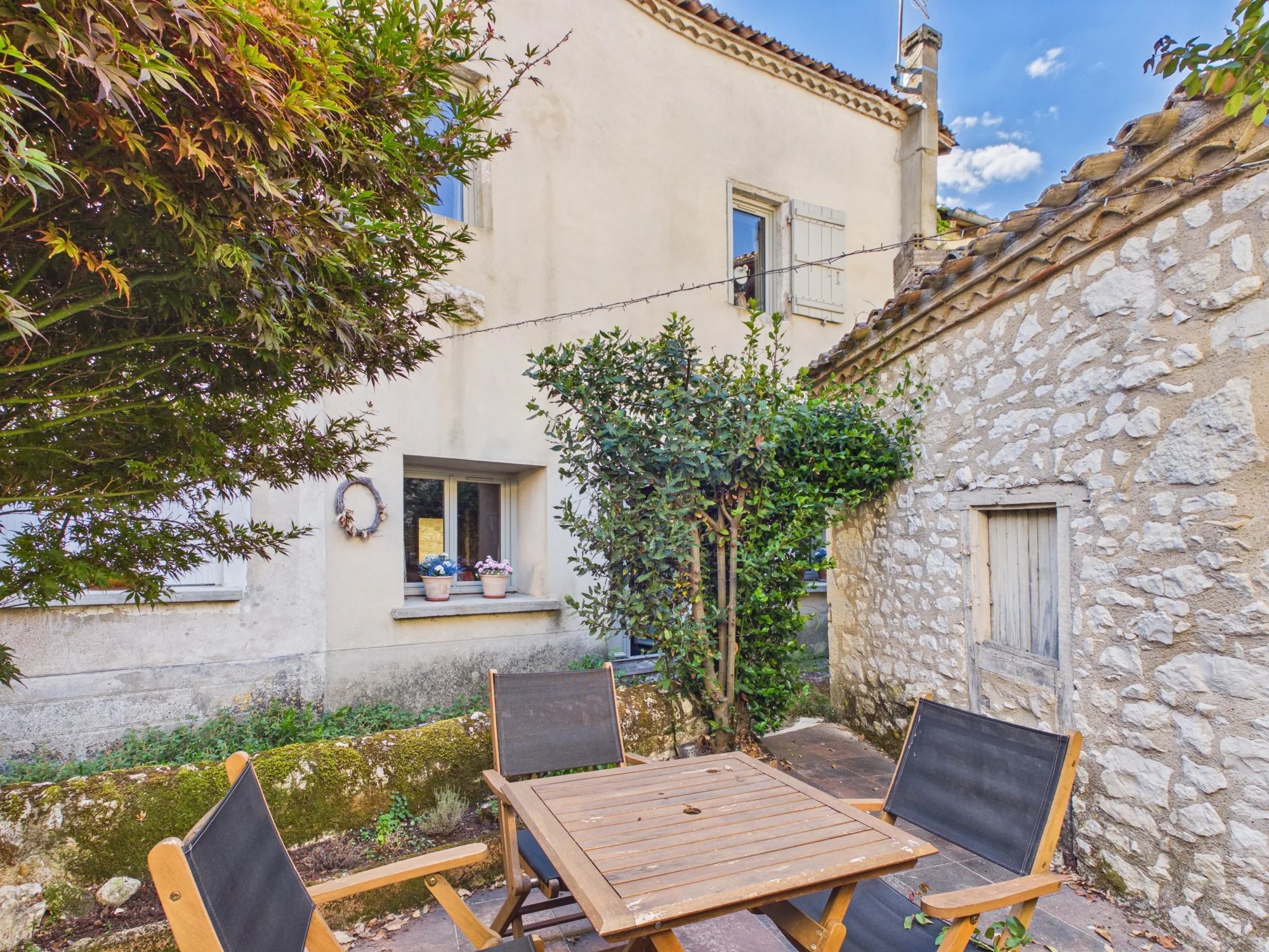 Beautifully presented 3-bedroom medieval home with rare, private terrace in the heart of Issigeac, Nouvelle-Aquitaine – France – BVI87351
