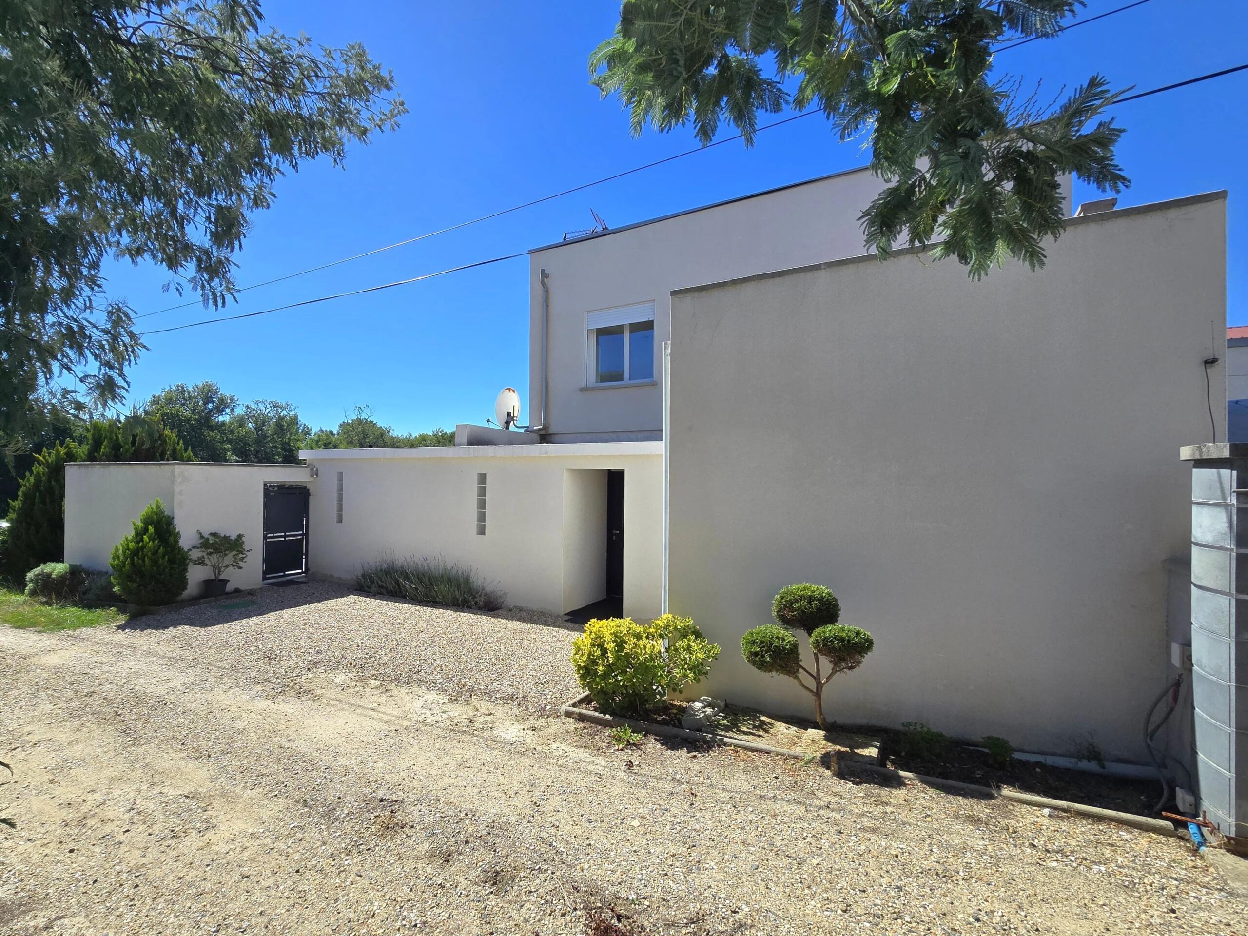 Modern Home with Pool in a Quiet Setting – Miramont-de-Guyenne, Nouvelle-Aquitaine – France – BVI84216
