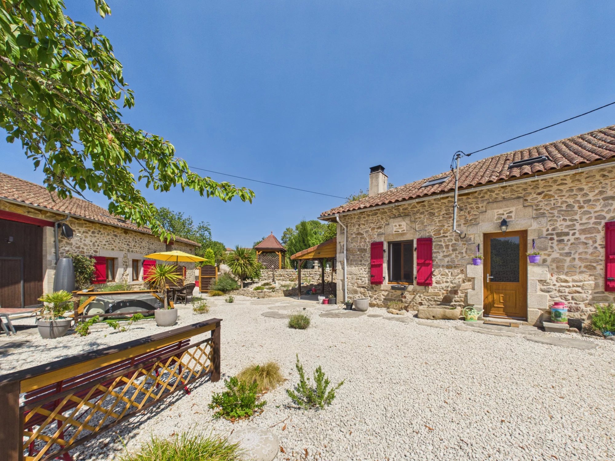 Charming Property with Two Houses, Barn, and Heated Pool, Nouvelle-Aquitaine – France – BVI76695