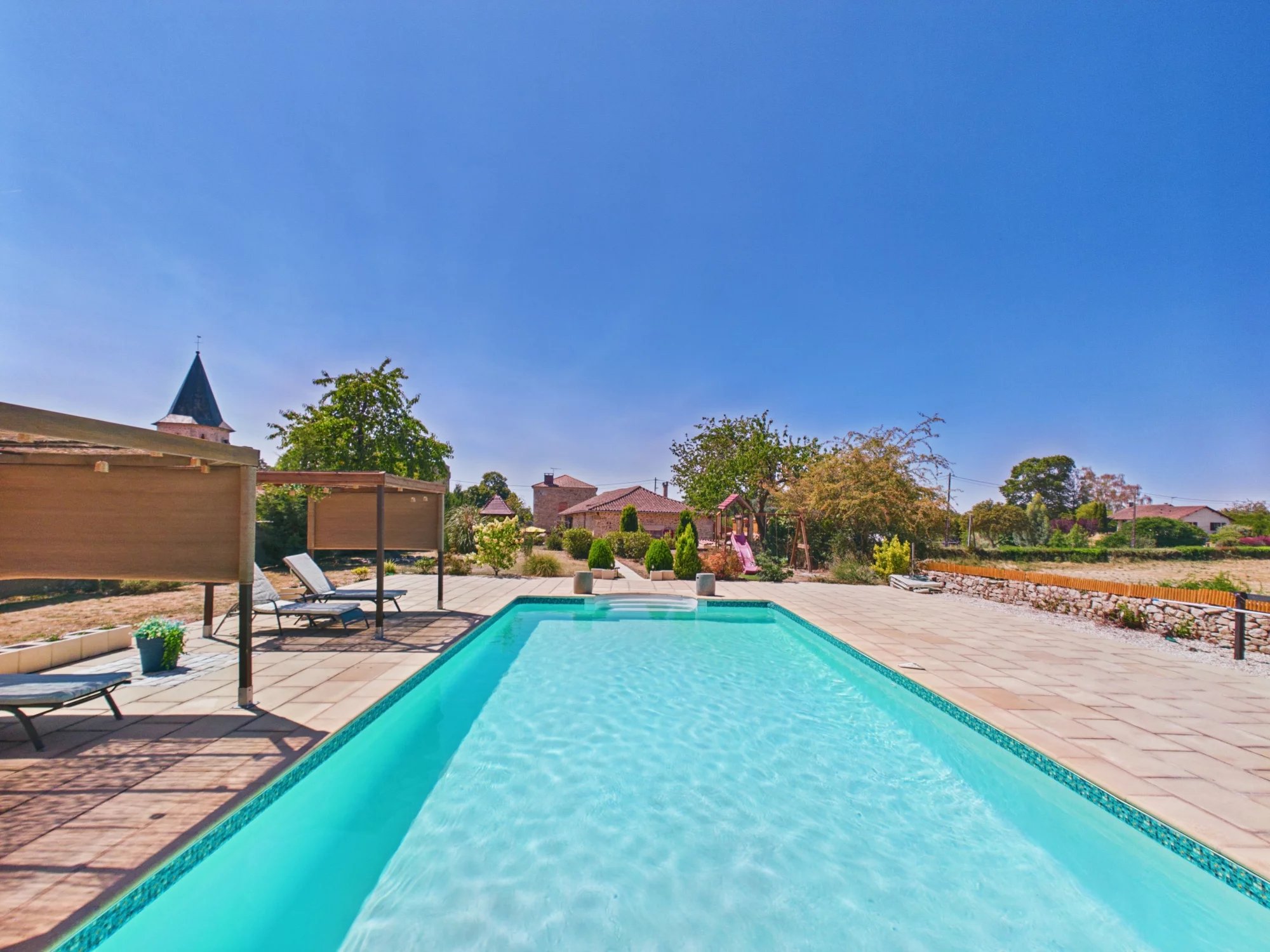 Charming Property with Two Houses, Barn, and Heated Pool, Nouvelle-Aquitaine – France – BVI76695