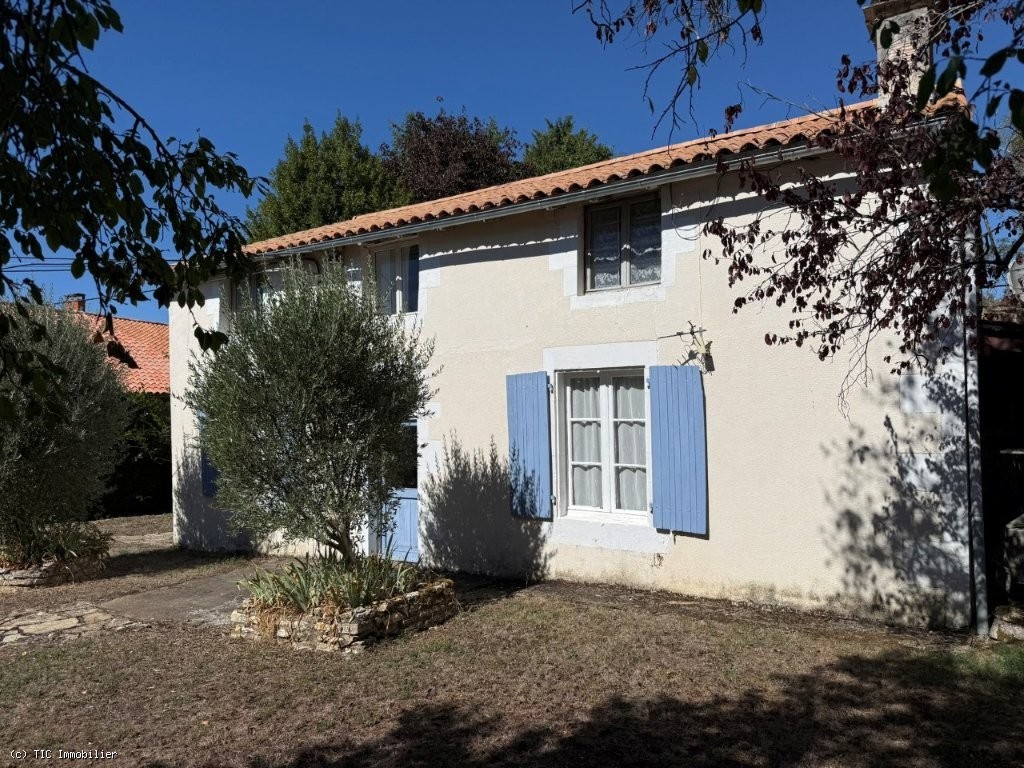 9 bedroom House in Sauze-Vaussais, Sauzé-Vaussais, France – r7595