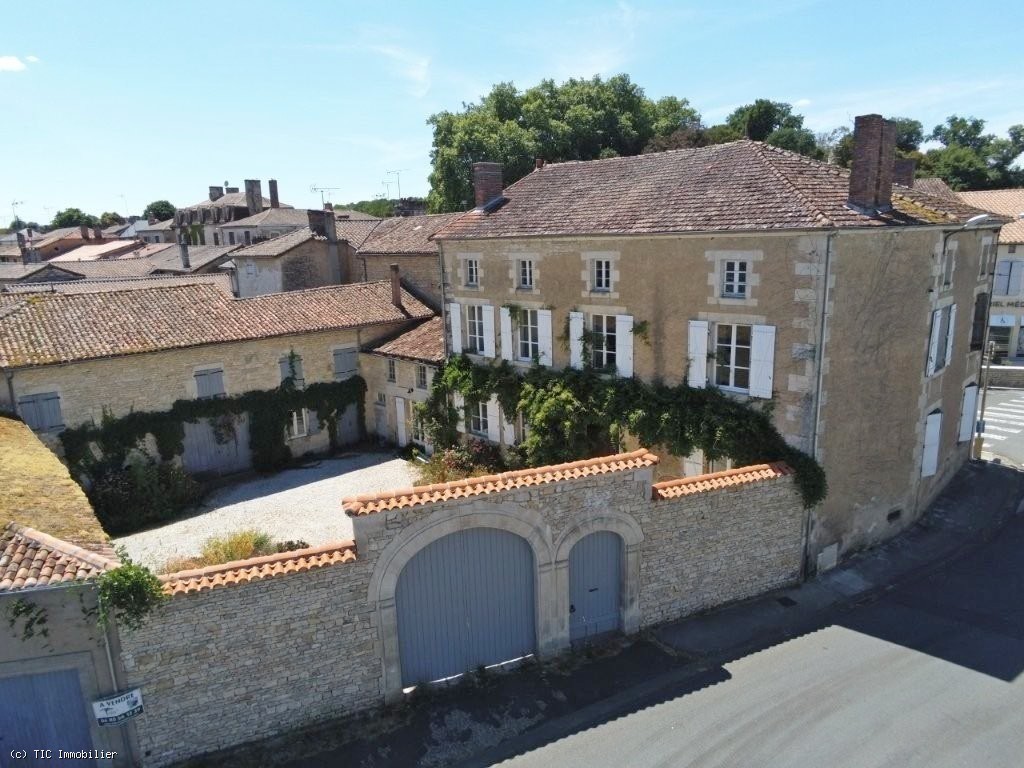 5 bedroom House in Champagne-Mouton, France – r7592