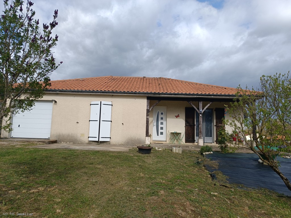 2 bedroom House in Mansle, France – r7467