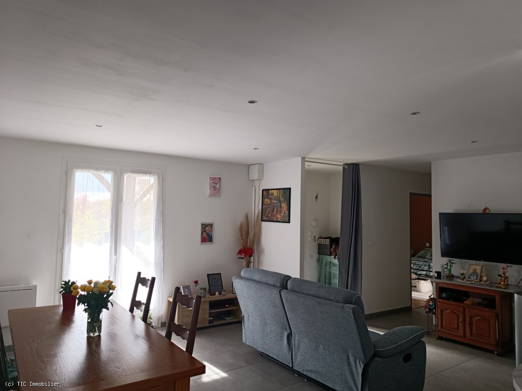 2 bedroom House in Mansle, France – r7467