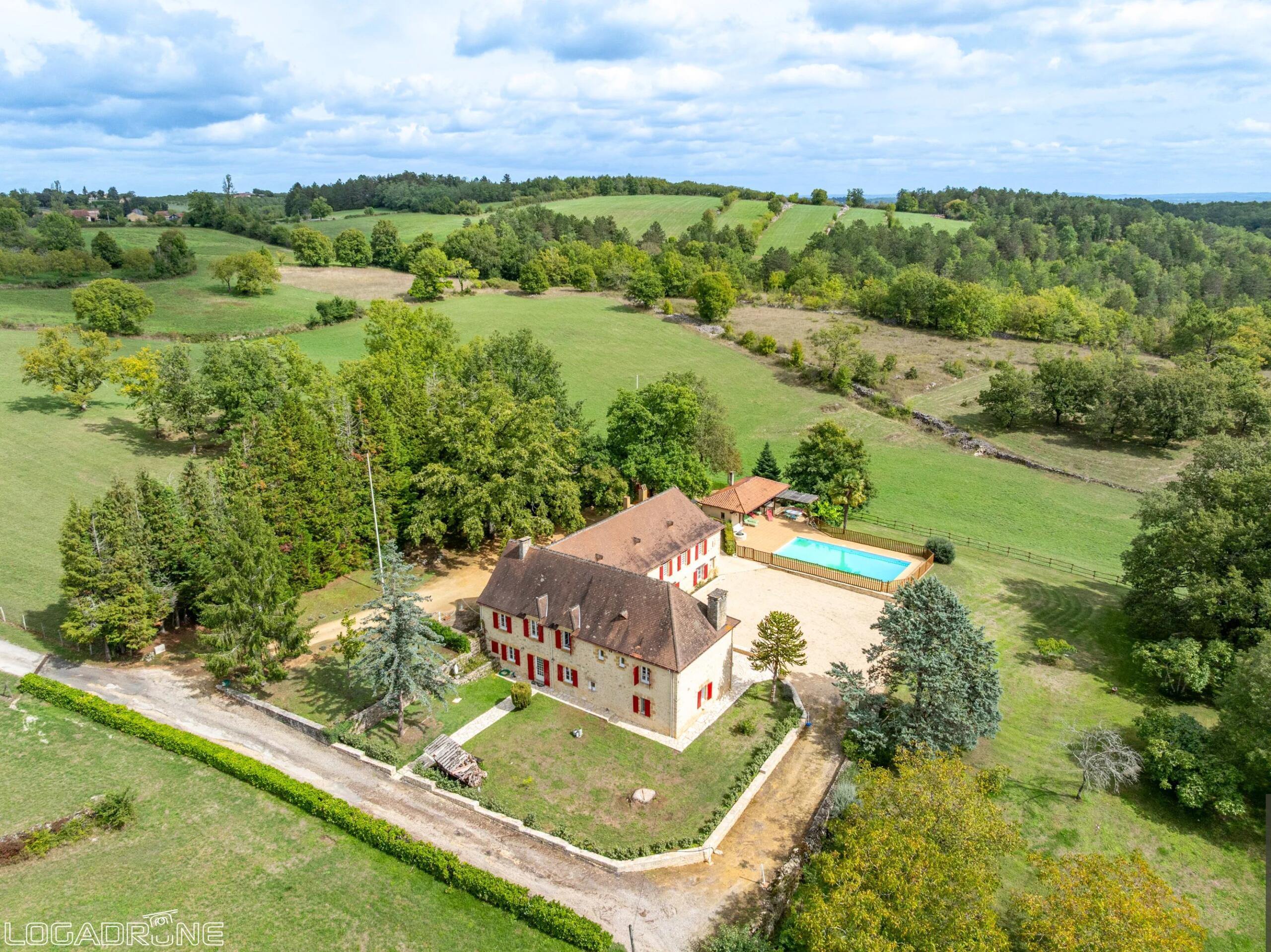Beautifully Renovated 6-Bedroom Stone Manor House with 2 Guest Houses and pool in the Périgord, Nouvelle-Aquitaine – France – BVI75562