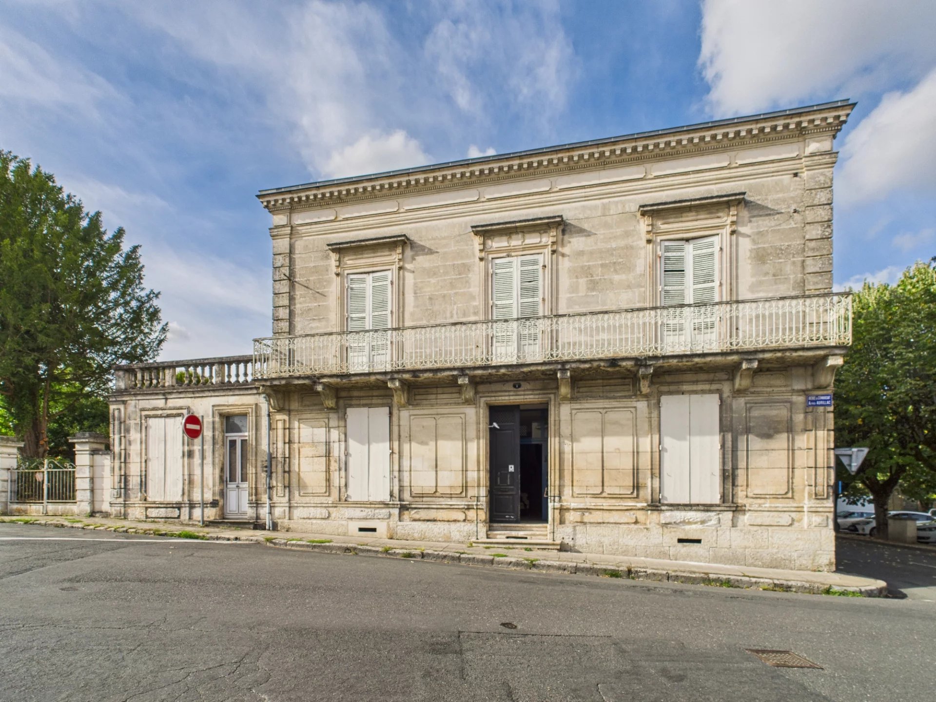 Substantial Stone Townhouse with Walled Garden and Double Garage – Prime Location in Ribérac, Nouvelle-Aquitaine – France – BVI79792