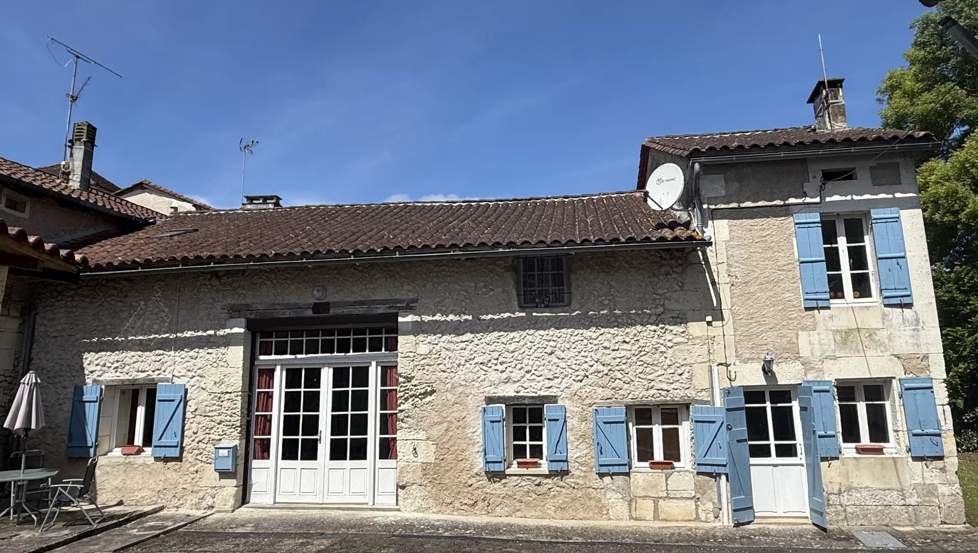 Stunning Countryside Views! Charming Stone House with Guest Cottage and Barn, Nouvelle-Aquitaine – France – BVI80295