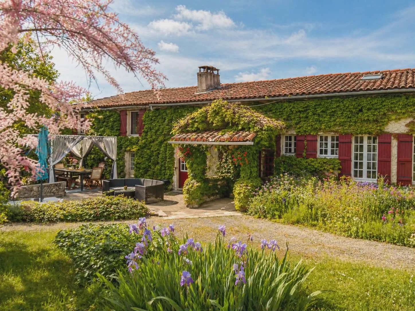 Beautifully Presented Character House with Income Opportunities, Nouvelle-Aquitaine – France – BVI72238