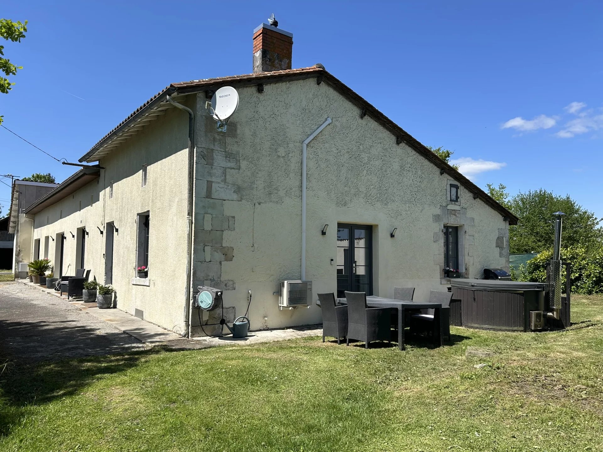 Stunning 4/5 Bedroom Home with Exceptional Charm and Character, Nouvelle-Aquitaine – France – BVI78161