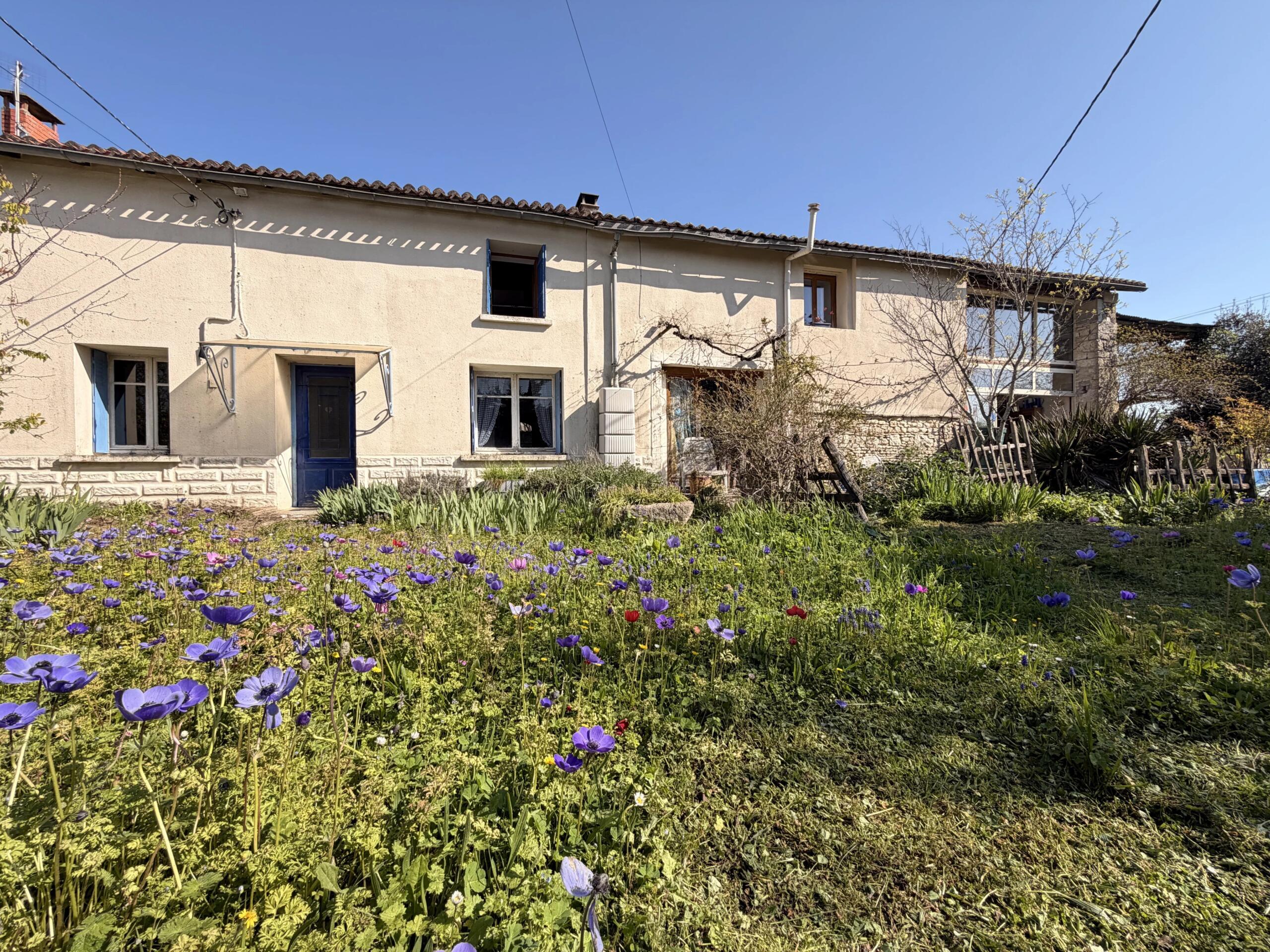 Spacious character home with 3 bedrooms and independent annex, ideally located near local amenities., Nouvelle-Aquitaine – France – BVI79627