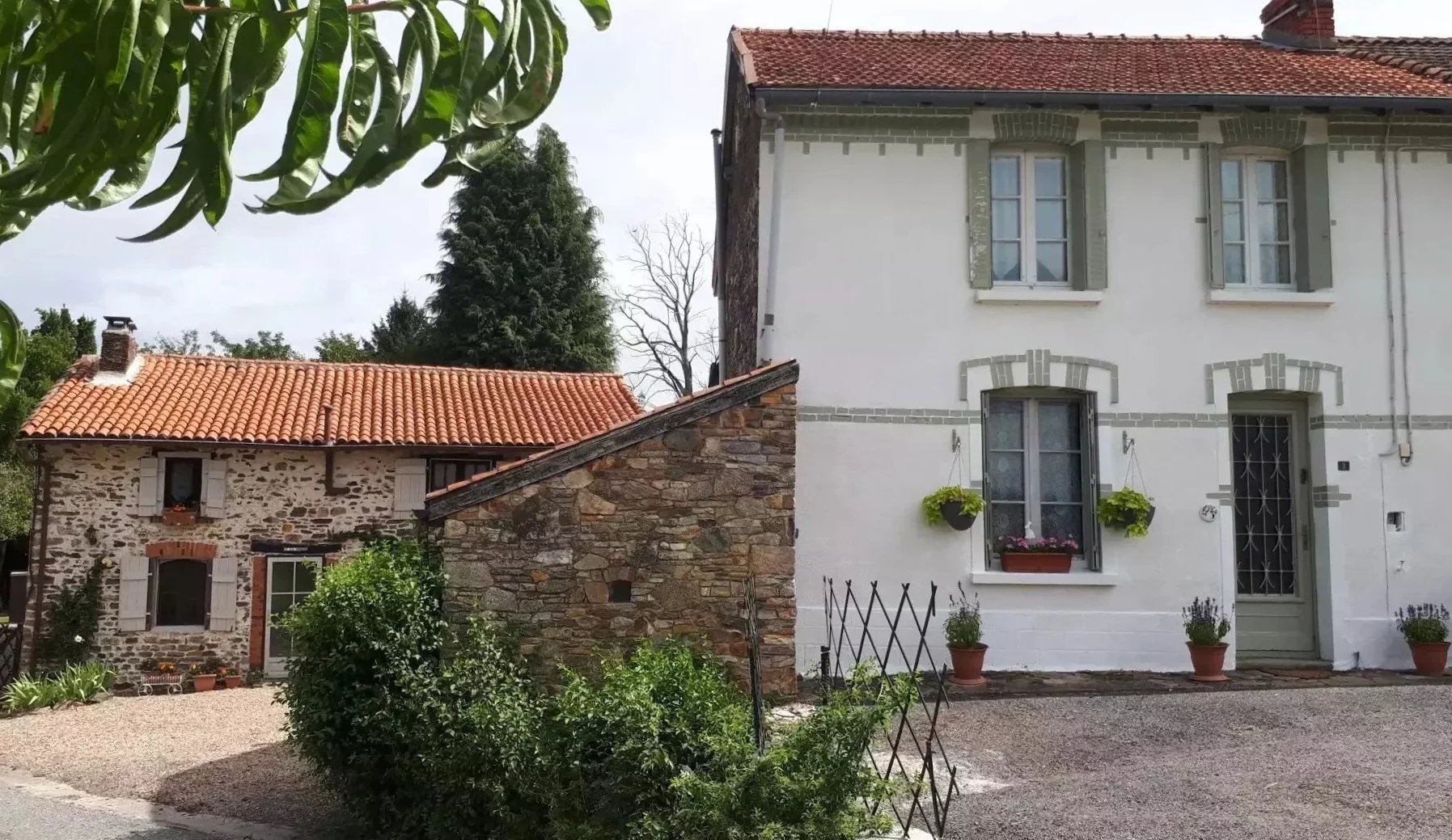 Two houses in a lovely hamlet of Bussière Poitevine with income potential, Nouvelle-Aquitaine – France – BVI82392