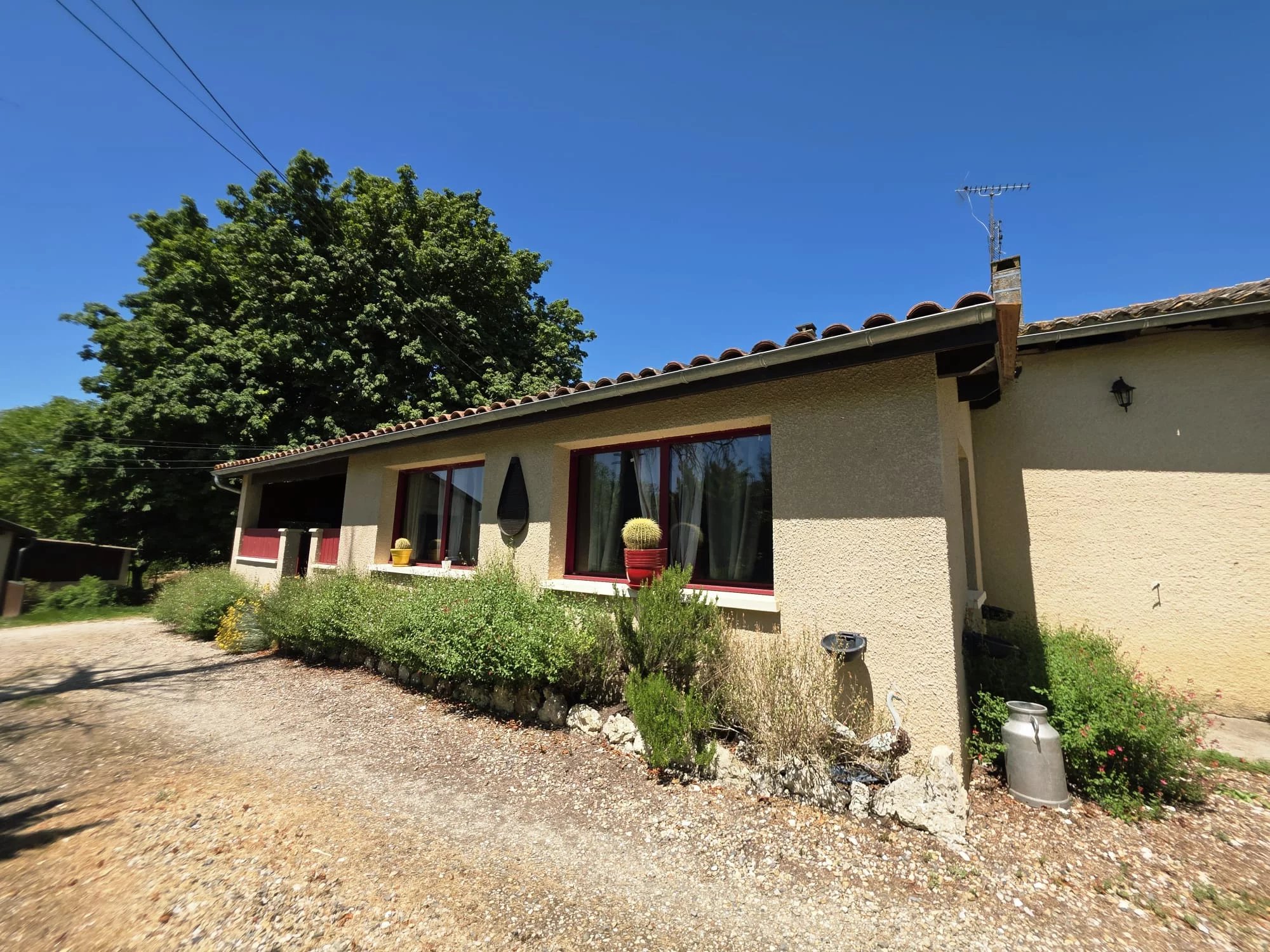 Country house with outbuildings and land close to amenities, Nouvelle-Aquitaine – France – BVI83767