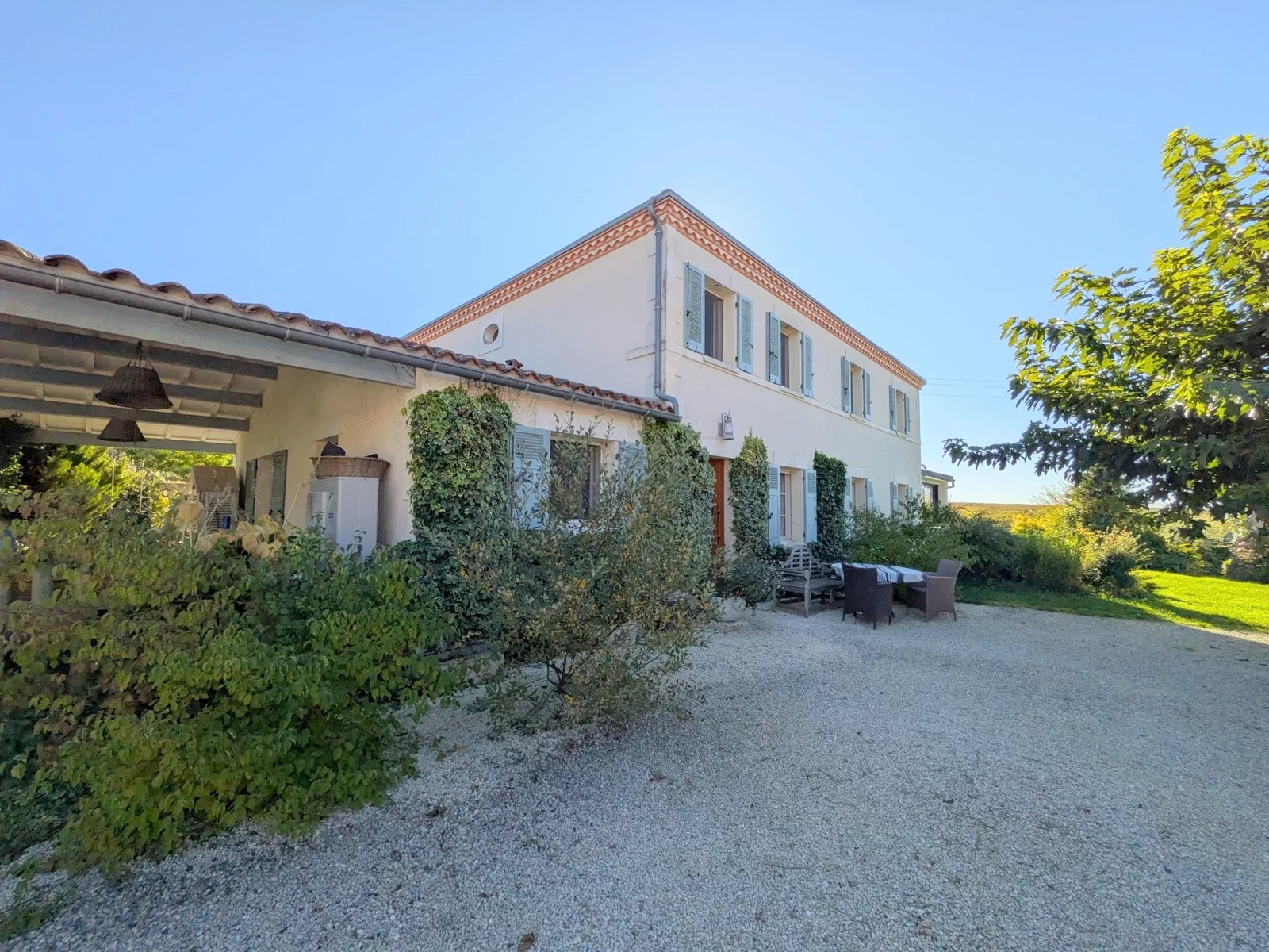 An hour from Bordeaux – Energy Efficient Home with Fabulous Views, Guest Suites & plunge pool, Nouvelle-Aquitaine – France – BVI84500