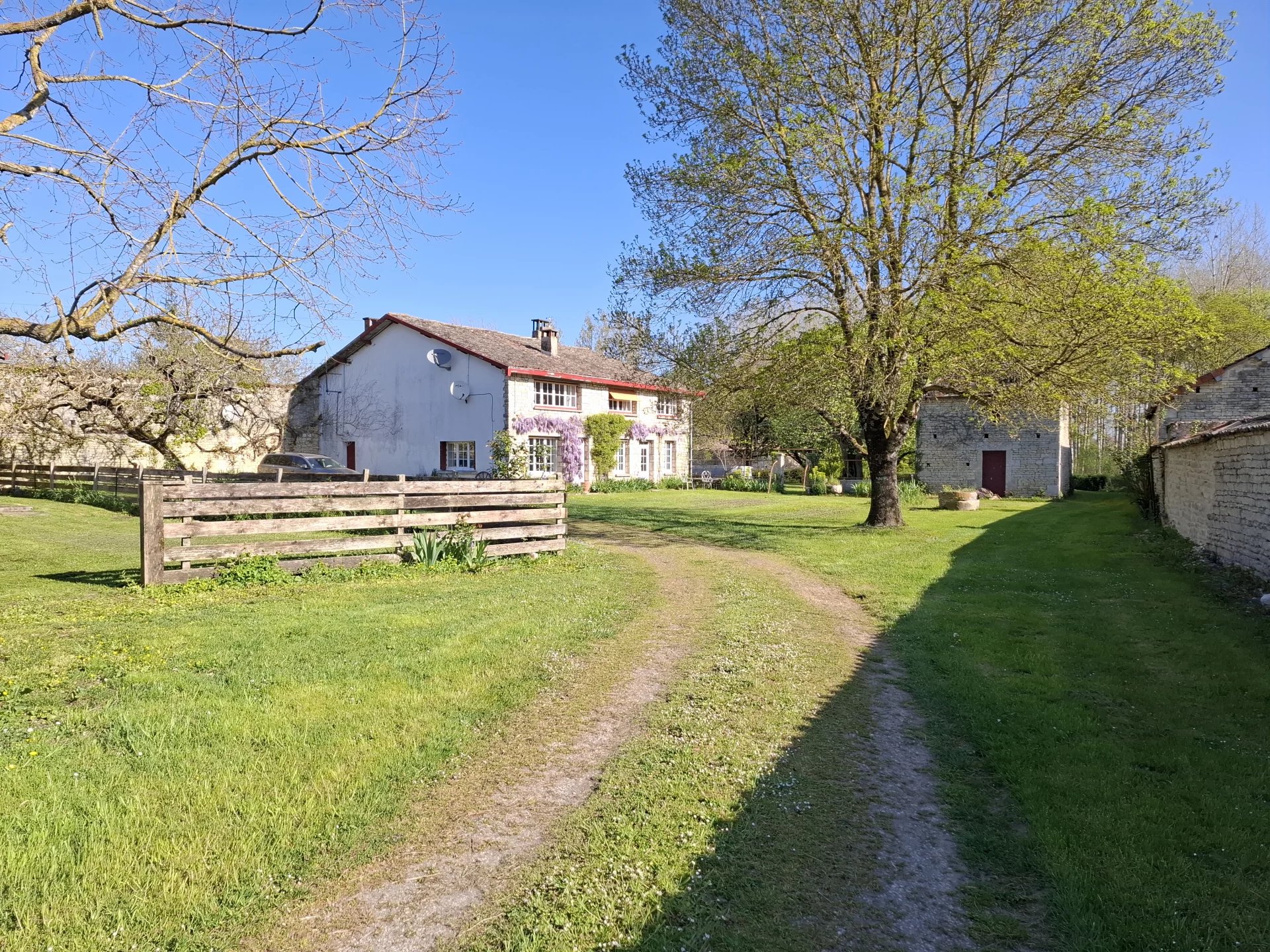 Bright and Spacious 5-Bedroom Family Home with Guest House, Nouvelle-Aquitaine – France – BVI80394