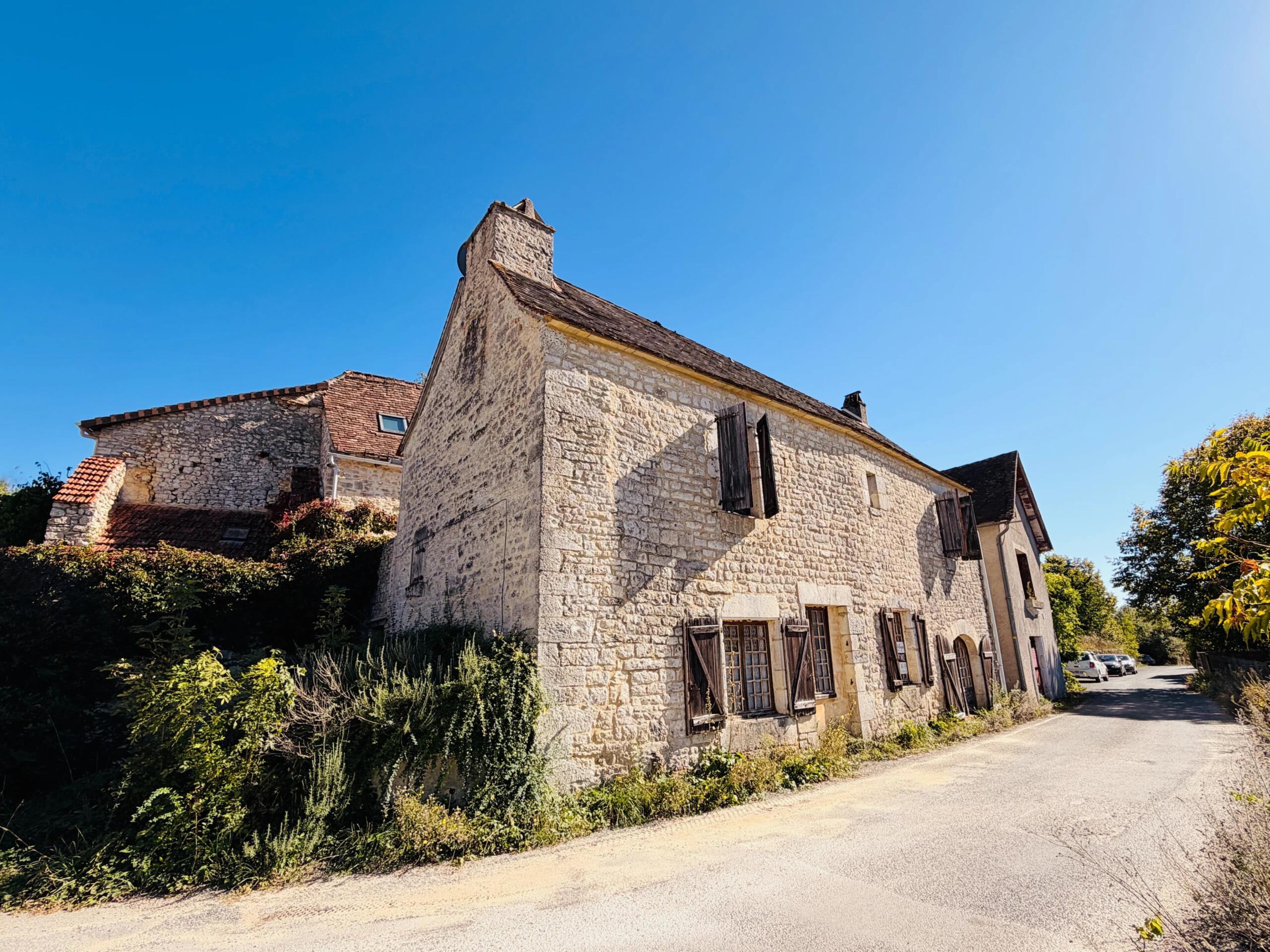 3 bed village house with secret courtyard and terrace on a quiet lane near Gourdon, Lot (46310), Occitanie – France – BVI85147